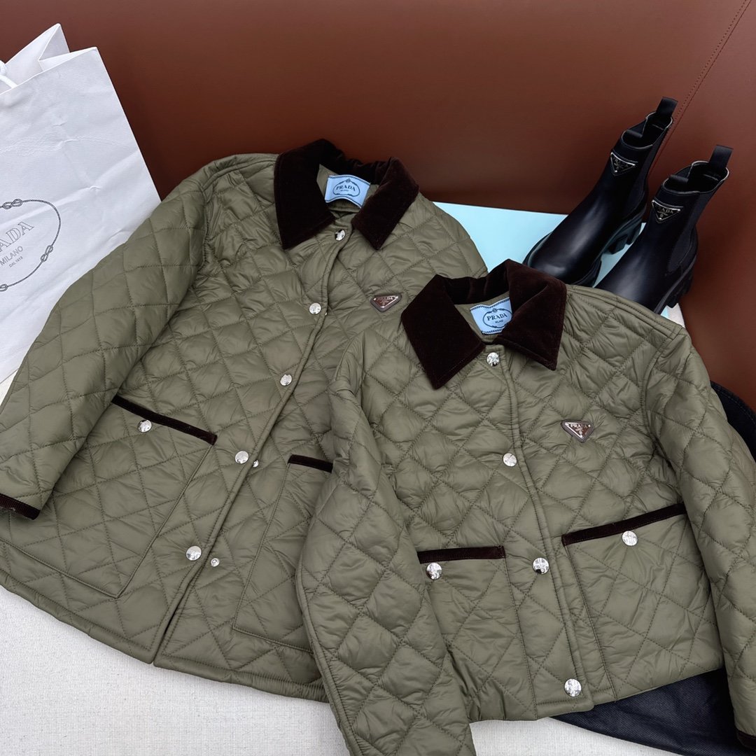 PD23Ss秋冬最新款菱形行缝夹棉外套军绿色颜值的高配格纹款为时尚造型增添魅力纺缝菱形的肌理纹路清晰细腻