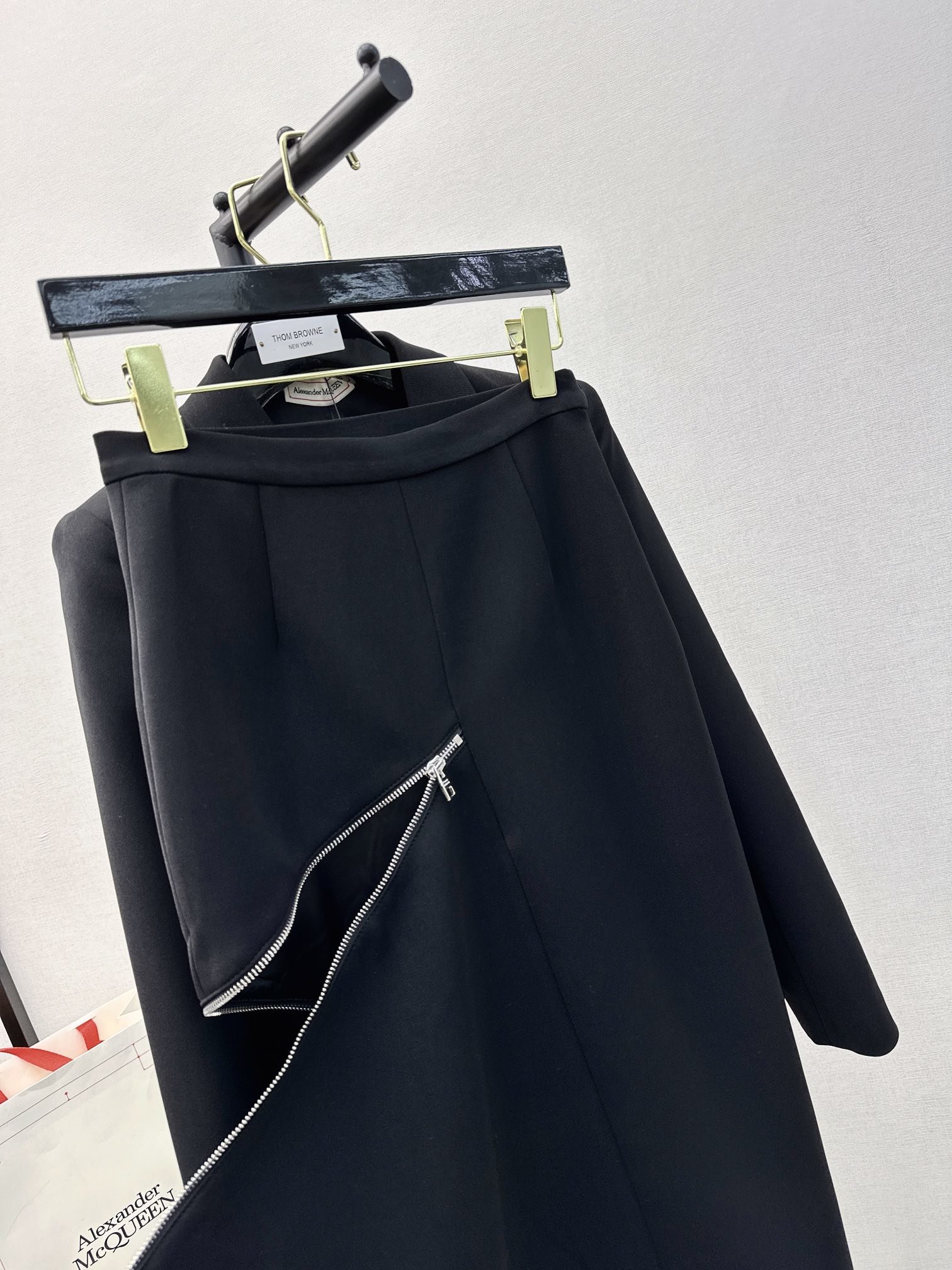独家首发MCQ23Ss秋冬最新款高级黑拉链开叉包臀半身裙极简主义裙中拉链开合随意切换不规则裙摆设计上身美