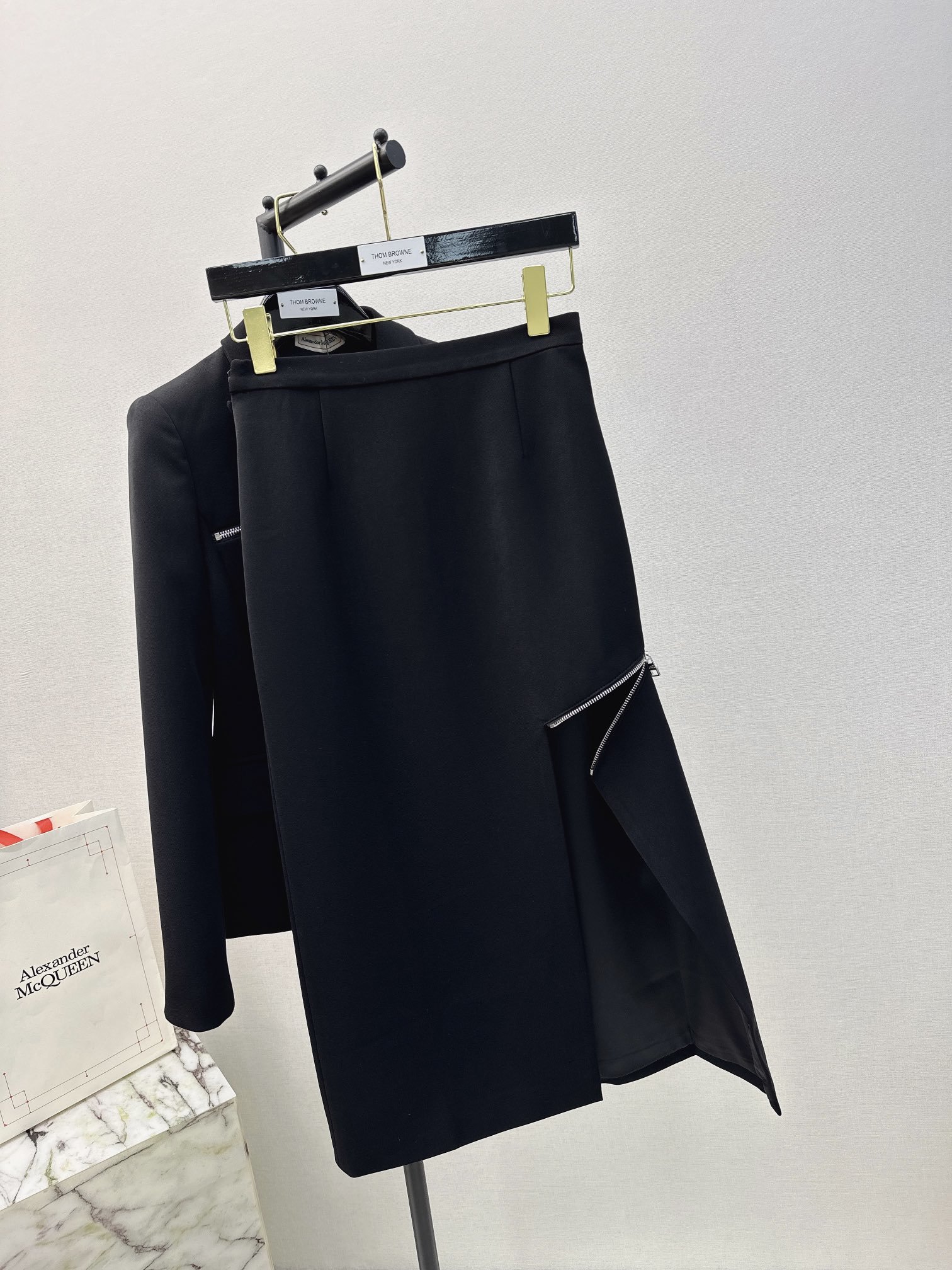 独家首发MCQ23Ss秋冬最新款高级黑拉链开叉包臀半身裙极简主义裙中拉链开合随意切换不规则裙摆设计上身美