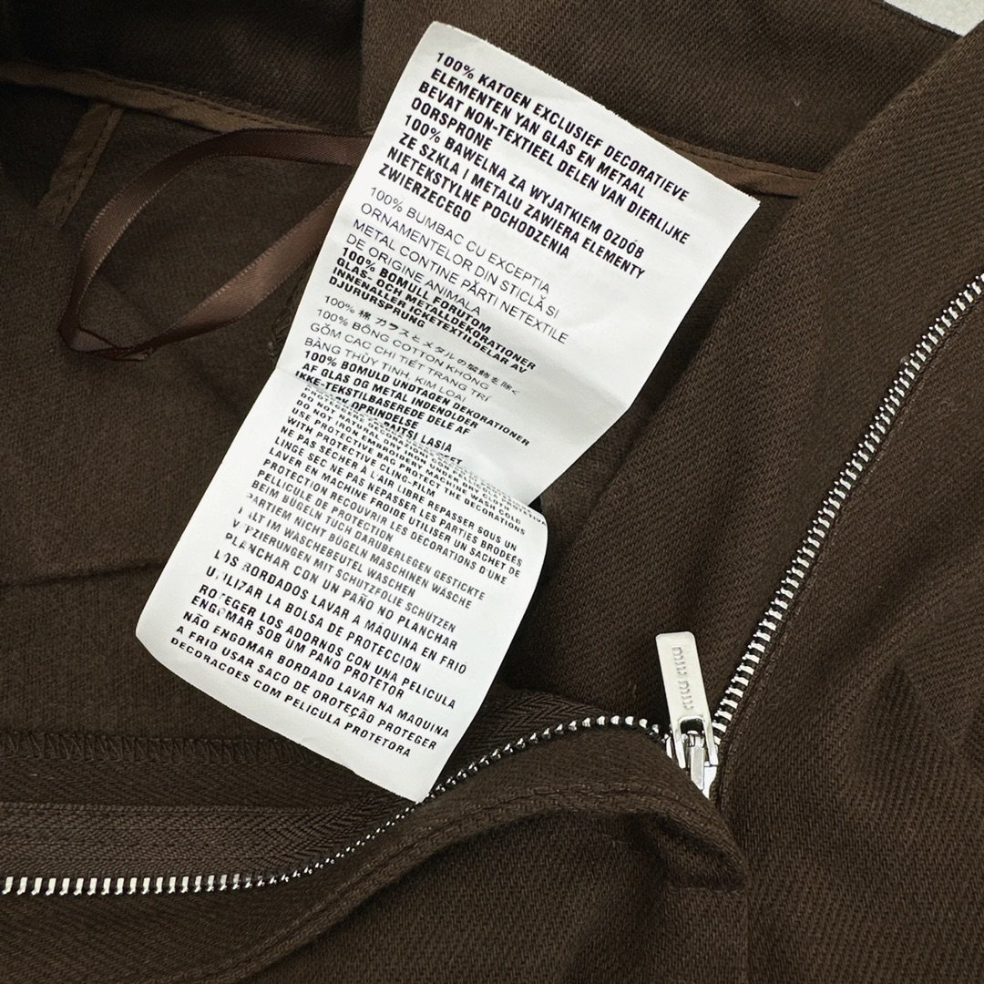 美拉德穿搭Miu23Ss秋冬最新款logo徽章装饰直筒裤极简主义时髦精必入单品挺括感很好的面料经典又时髦