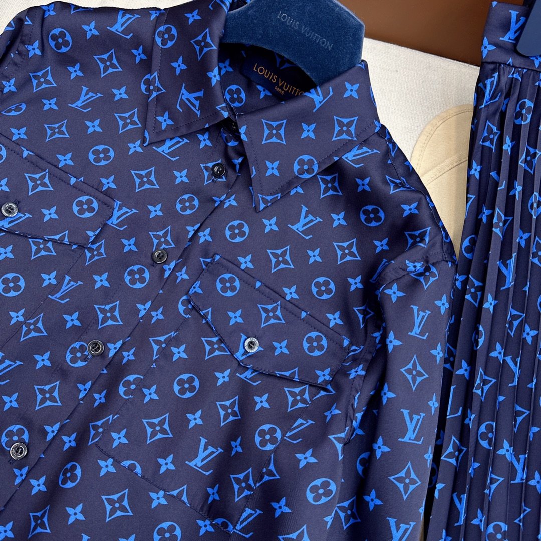 L家23Ss秋冬最新款经典老花图案衬衫很推荐老花图案很吸睛洋气又带时髦感蓝色字母印花自带高级奢华的气质减