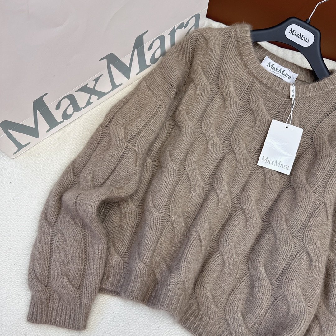 独家首发Max23Ss秋冬最新款针织套装立体麻花套头针织衫+高腰伞状半裙休闲时尚的一款整体给人感觉特别的