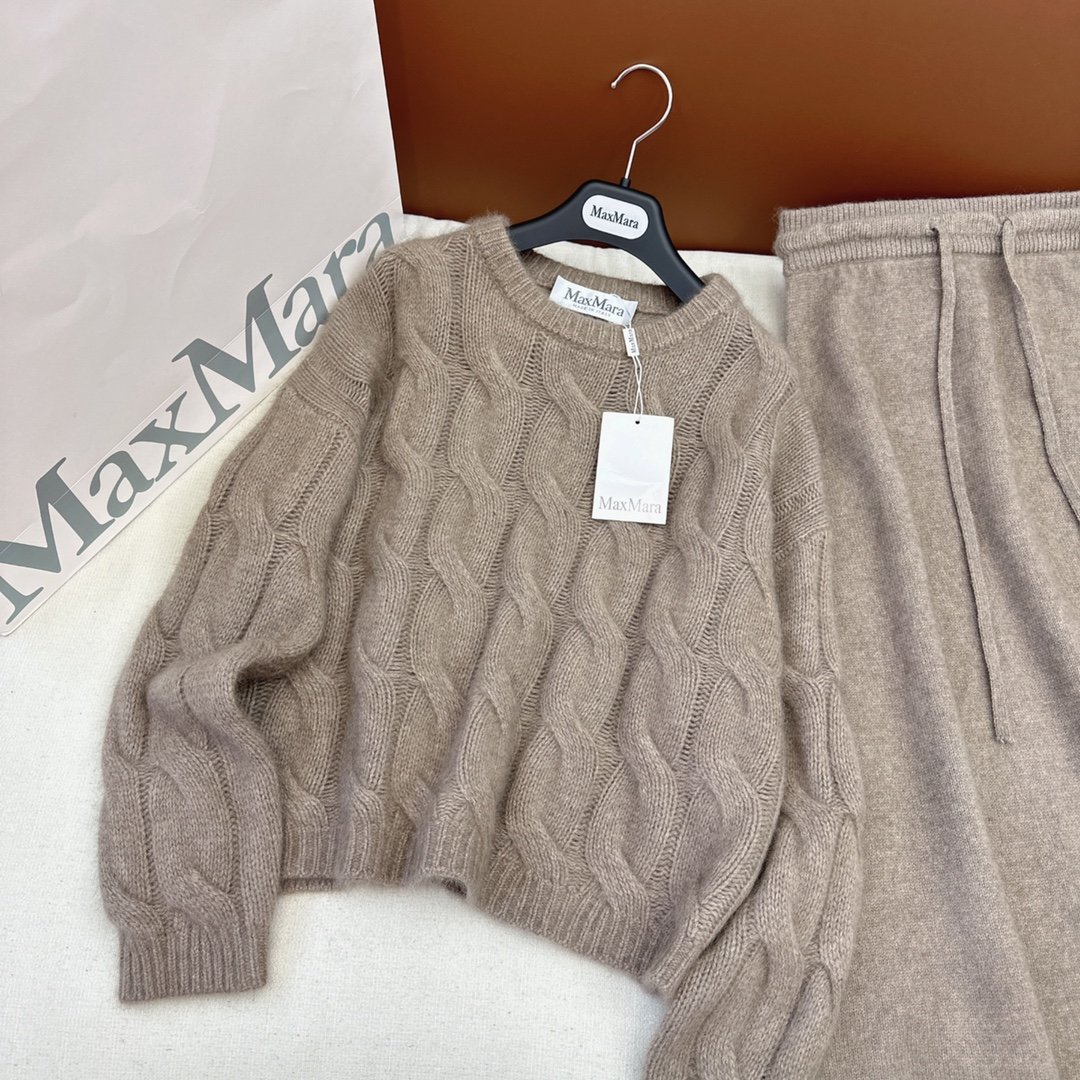 独家首发Max23Ss秋冬最新款针织套装立体麻花套头针织衫+高腰伞状半裙休闲时尚的一款整体给人感觉特别的