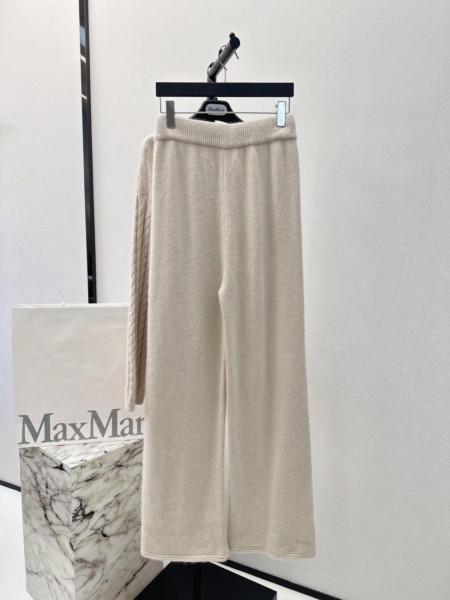 独家首发Max23Ss秋冬最新款针织套装立体麻花精仿套头针织衫+高腰直筒裤休闲时尚的一款整体给人感觉特别