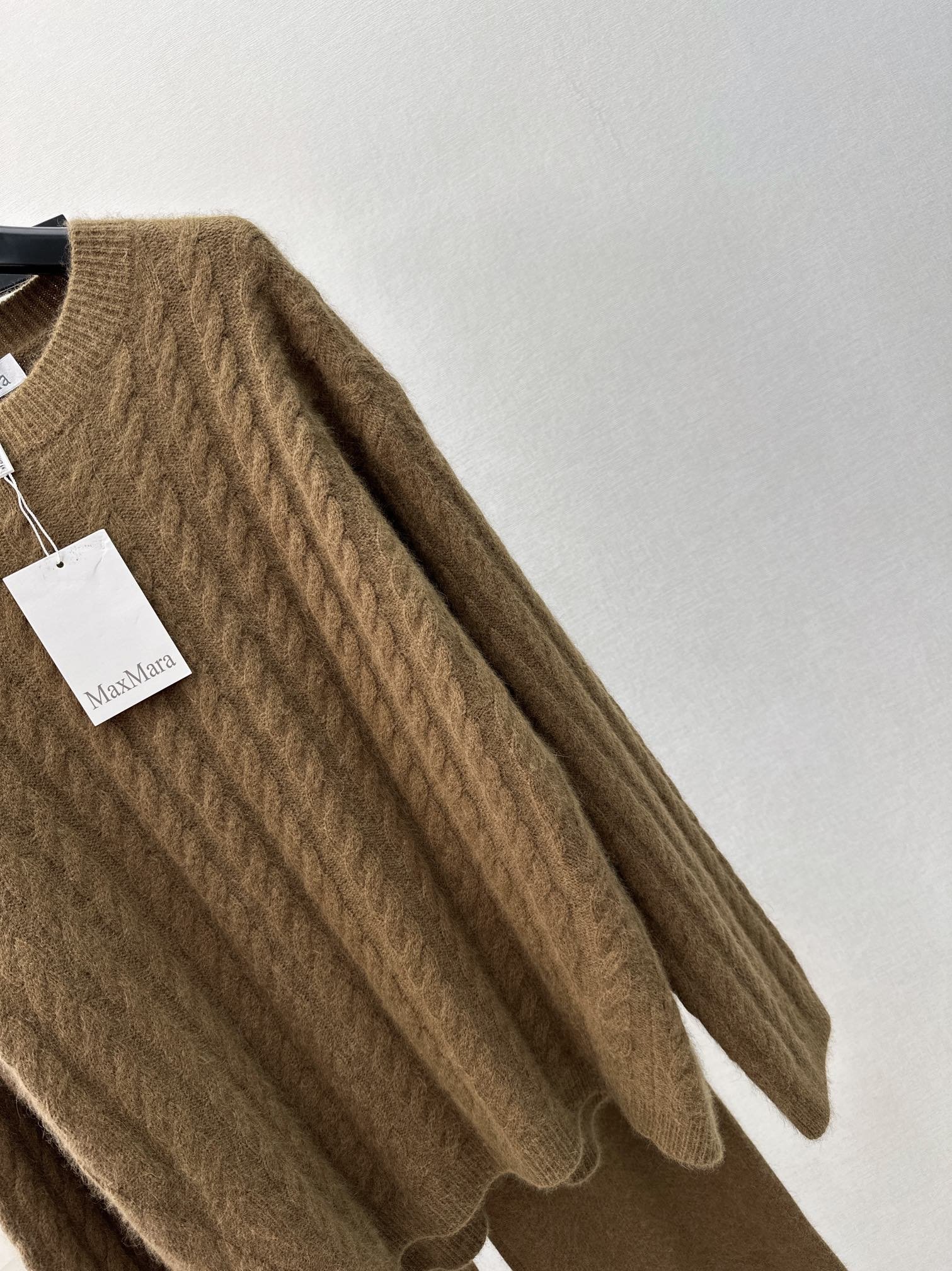 独家首发Max23Ss秋冬最新款针织套装立体麻花精仿套头针织衫+高腰直筒裤休闲时尚的一款整体给人感觉特别