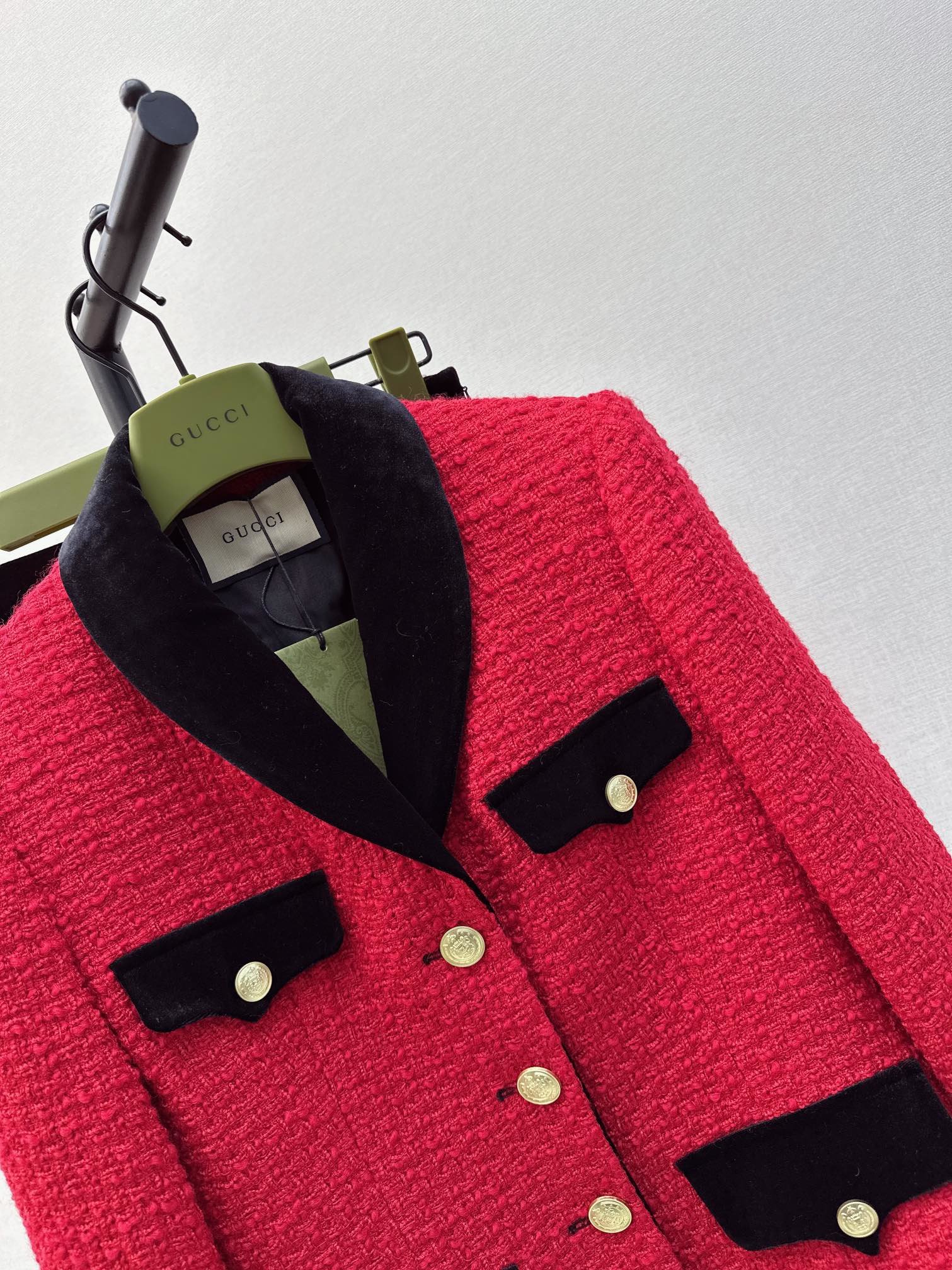 过年战衣Gu24Ss早春最新款复古红编织套装️丝绒撞色镶边编织外套+包臀半裙复古红很显白黑色镶边设计非常