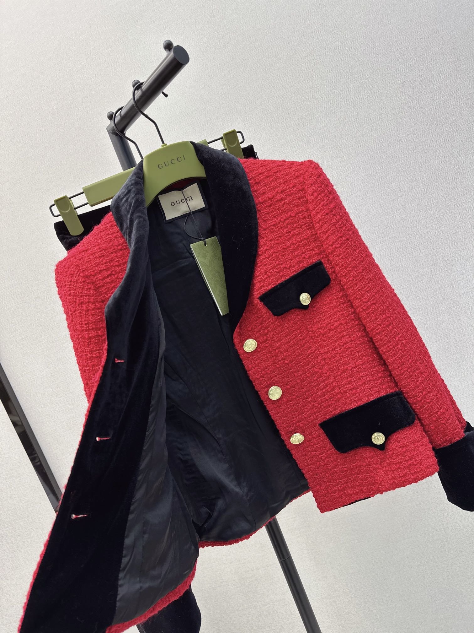 过年战衣Gu24Ss早春最新款复古红编织套装️丝绒撞色镶边编织外套+包臀半裙复古红很显白黑色镶边设计非常