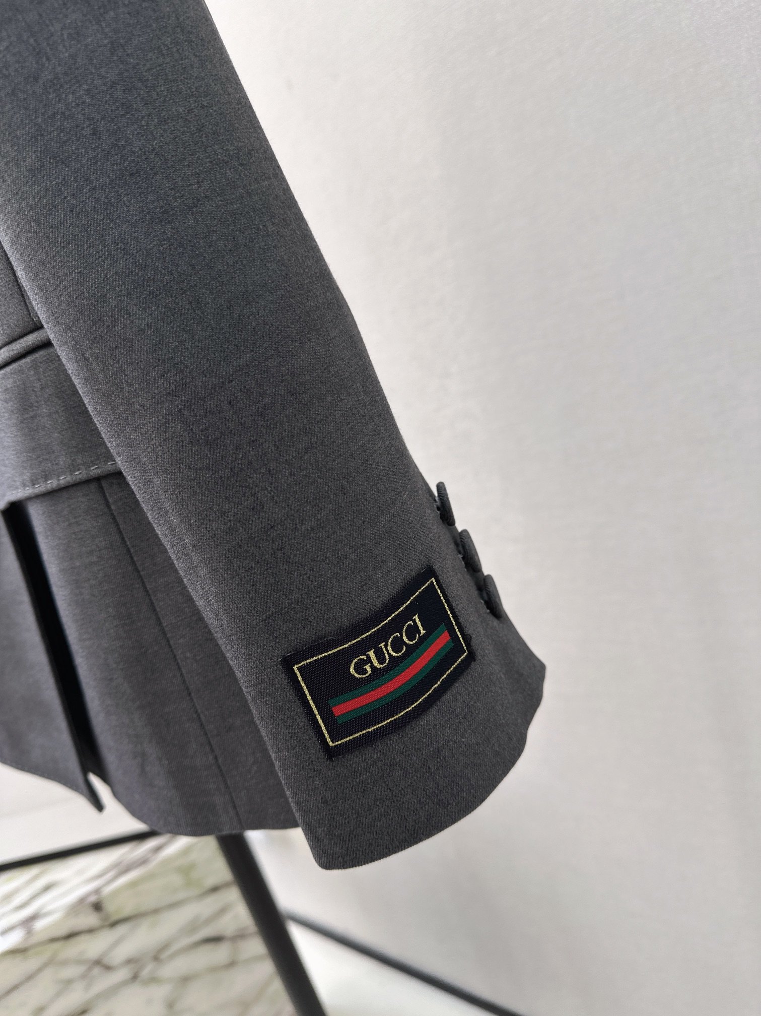 高级灰色系Gu24Ss早春最新款徽标装饰双排扣西服外套走路带风系列满满的高级感和气质范上身巨时髦大气经典