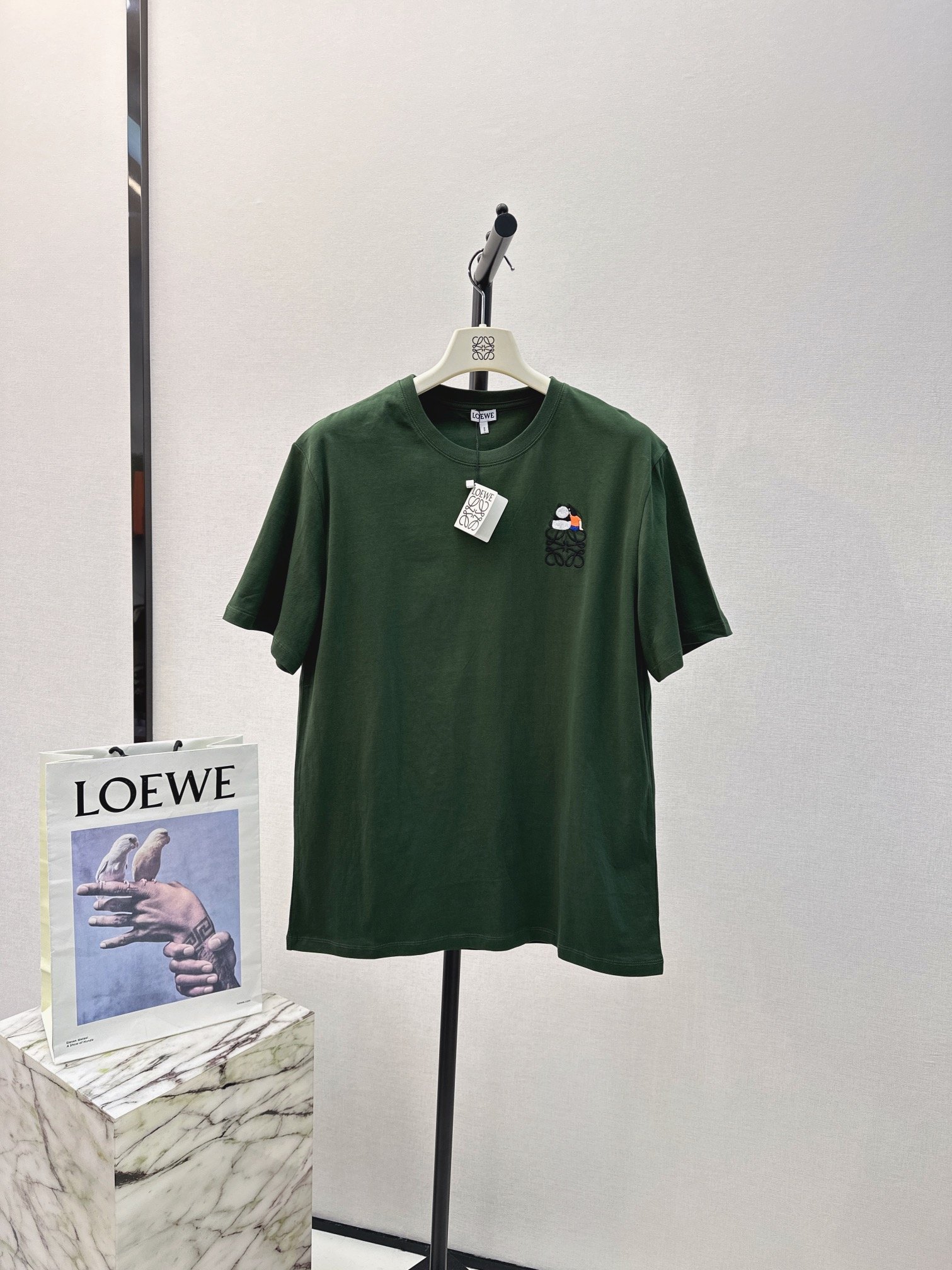 独家首发Loew*xSunaFujita联名系列24Ss早春最新款本季必入小可爱刺绣图案高级色调短袖T恤