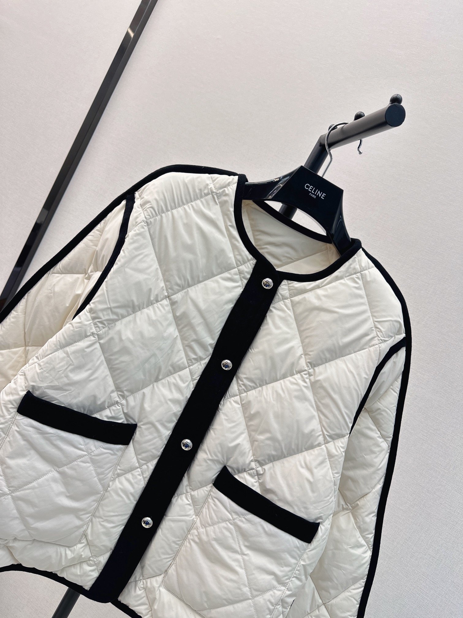 时髦小众设计23Ss秋冬最新款经典黑白装饰菱格纹羽绒外套温暖氛围感怕冷的宝贝可以入手了经典的菱格纹做法上