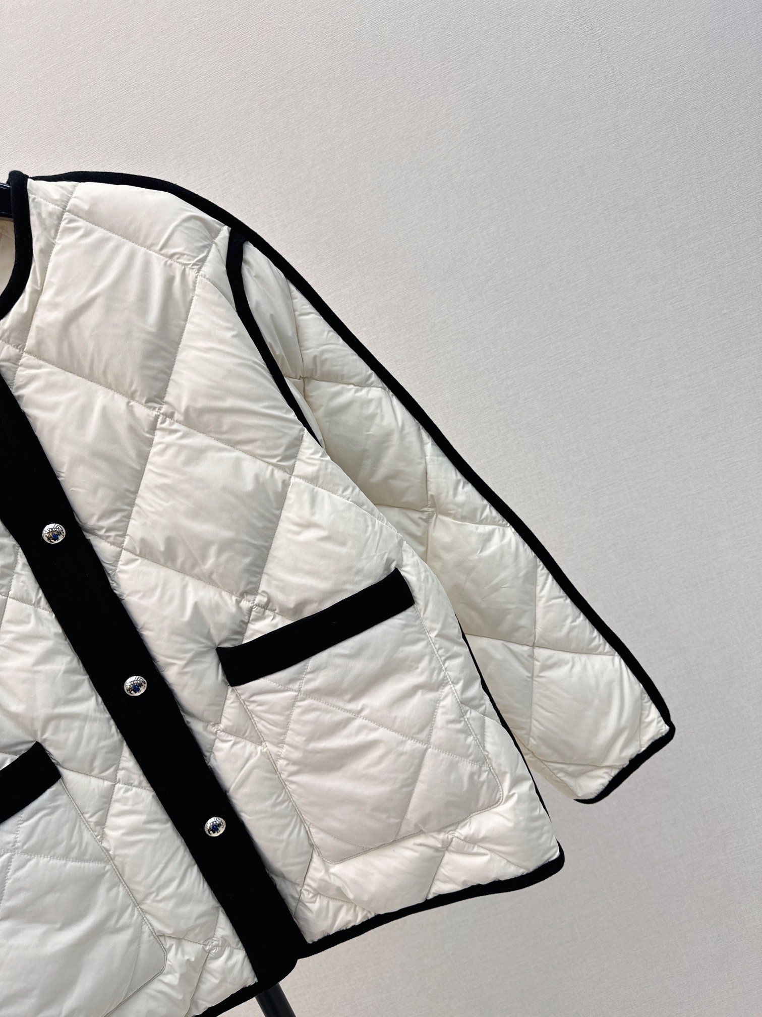 时髦小众设计23Ss秋冬最新款经典黑白装饰菱格纹羽绒外套温暖氛围感怕冷的宝贝可以入手了经典的菱格纹做法上