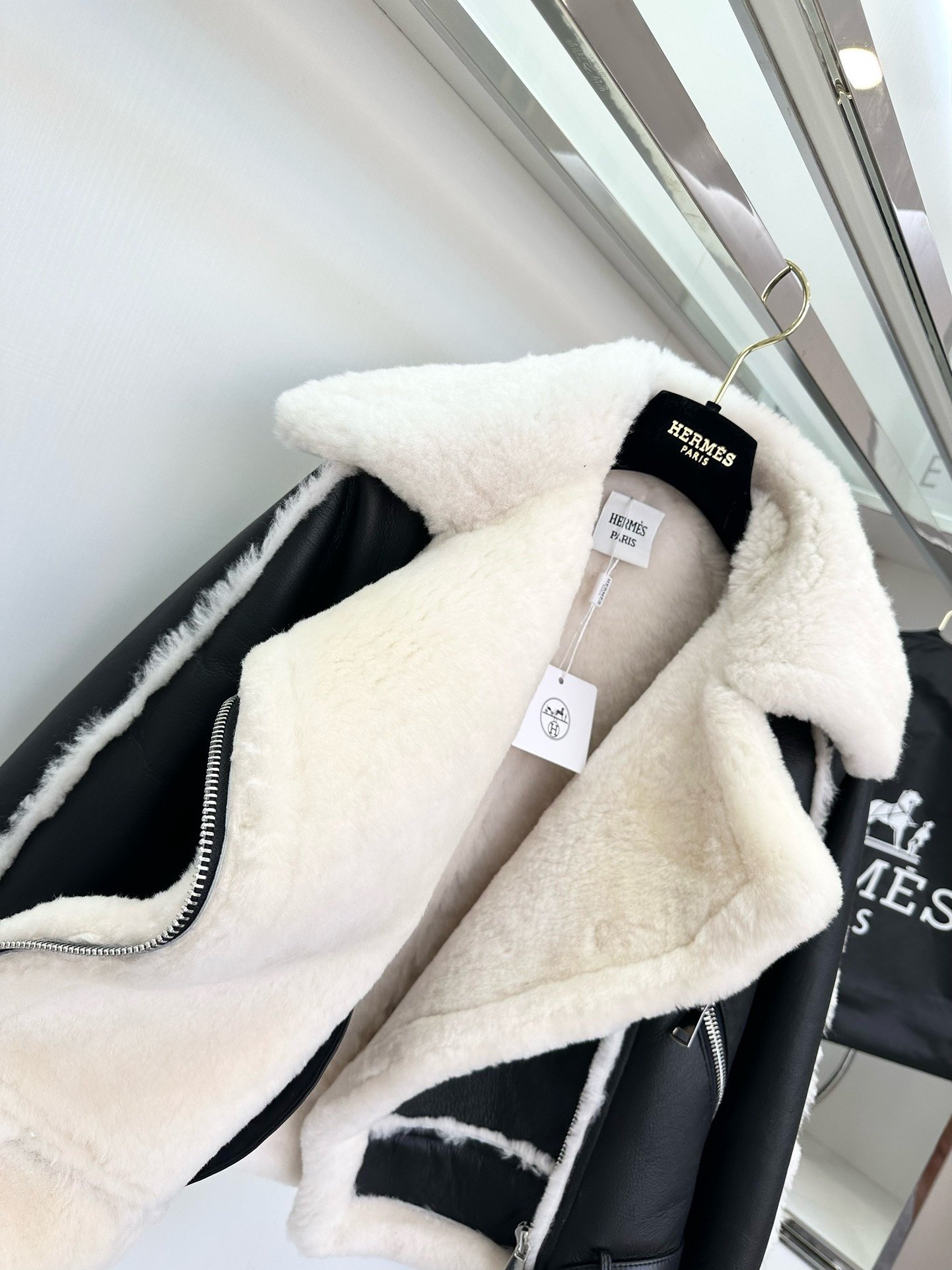 H*RMES寒冷的冬季怎么能少得了一件既好看又保暖的机车外套呢采用进口的美丽奴皮毛一体非常的软糯舒适保暖