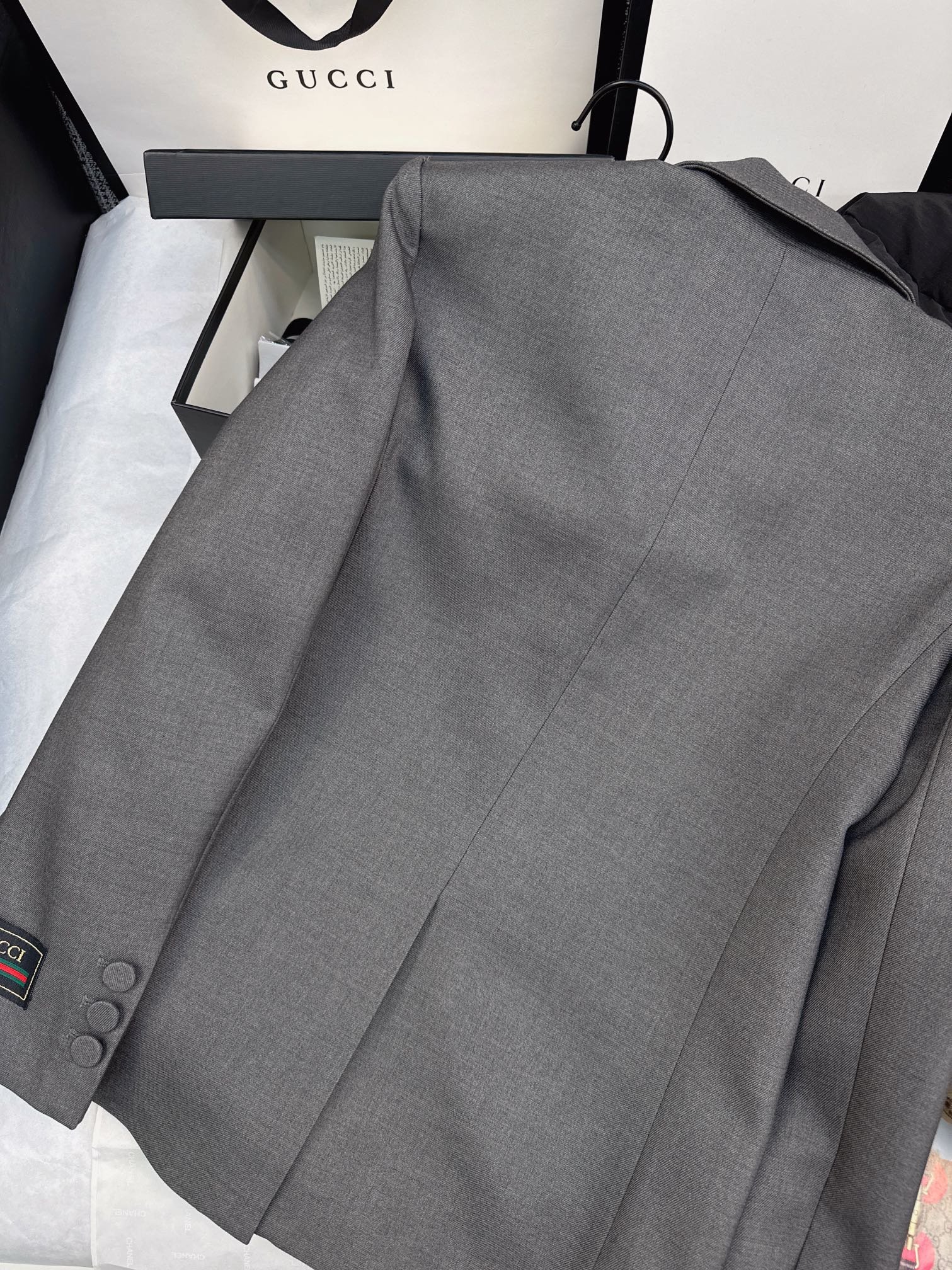 高级灰色系Gu24Ss早春最新款徽标装饰双排扣西服外套走路带风系列满满的高级感和气质范上身巨时髦大气经典