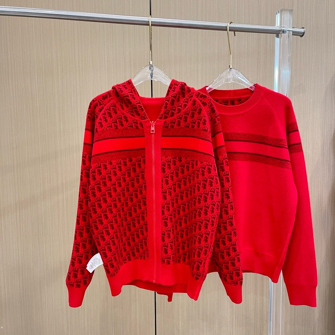 开衫Dior新年红限定双面穿外套!新年来啦快选择一款红色外套过新年采用羊绒混纺面料材质很细腻很细腻舒适的