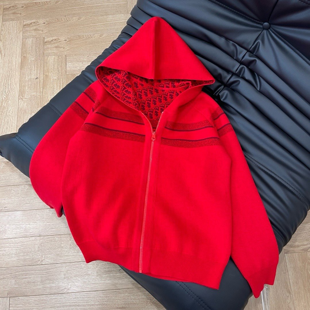 开衫Dior新年红限定双面穿外套!新年来啦快选择一款红色外套过新年采用羊绒混纺面料材质很细腻很细腻舒适的
