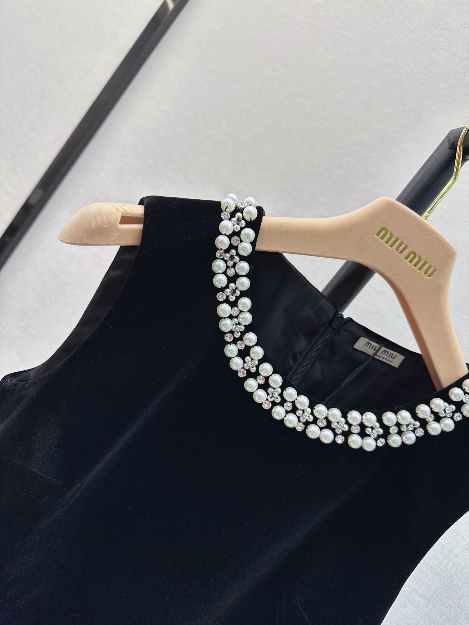 独家首发Miu24Ss早春最新款珍珠领丝绒连衣裙高版出品法式S家超甜超显气质的丝绒小黑裙约会下午茶必备！
