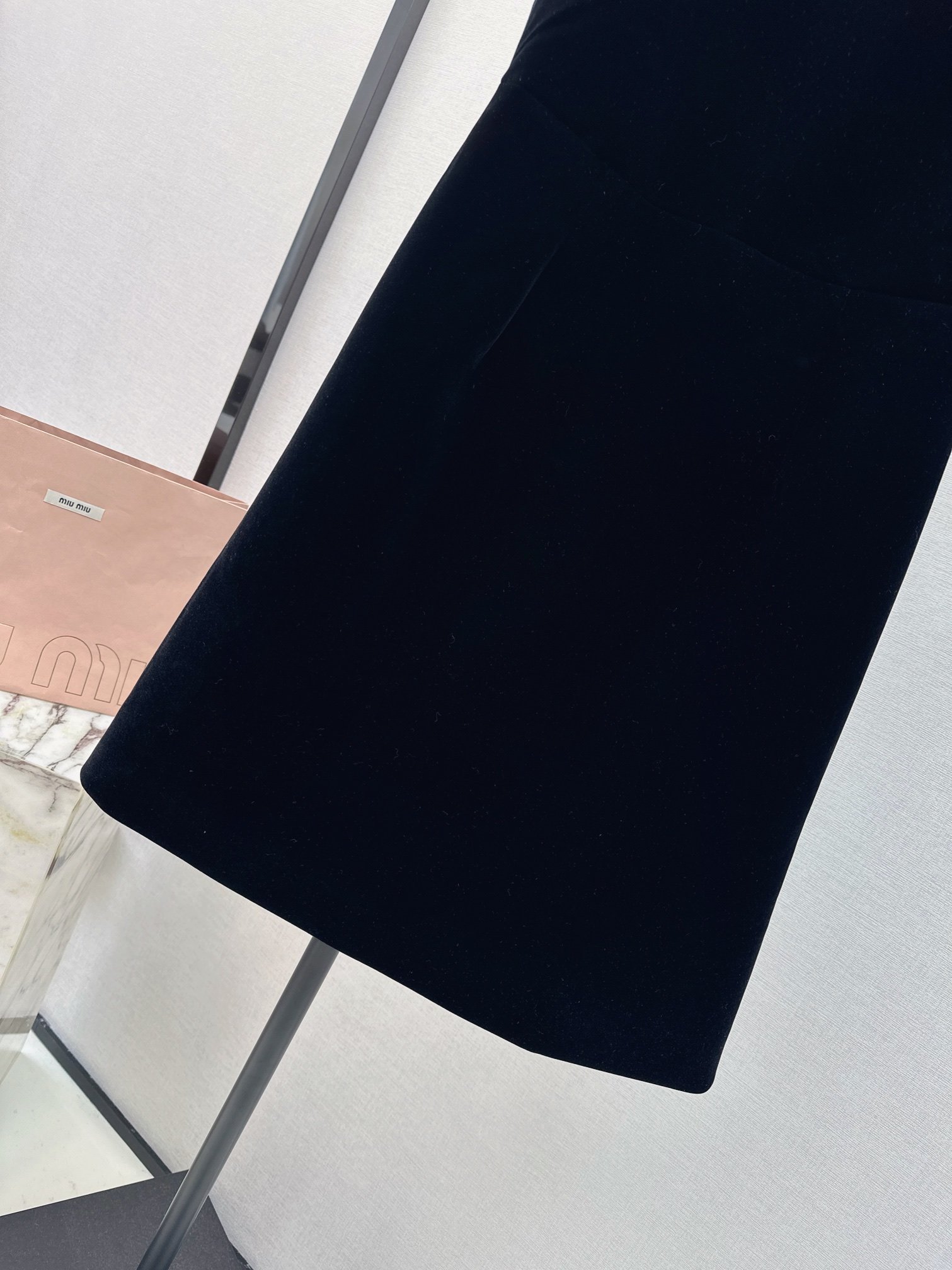 独家首发Miu24Ss早春最新款珍珠领丝绒连衣裙高版出品法式S家超甜超显气质的丝绒小黑裙约会下午茶必备！