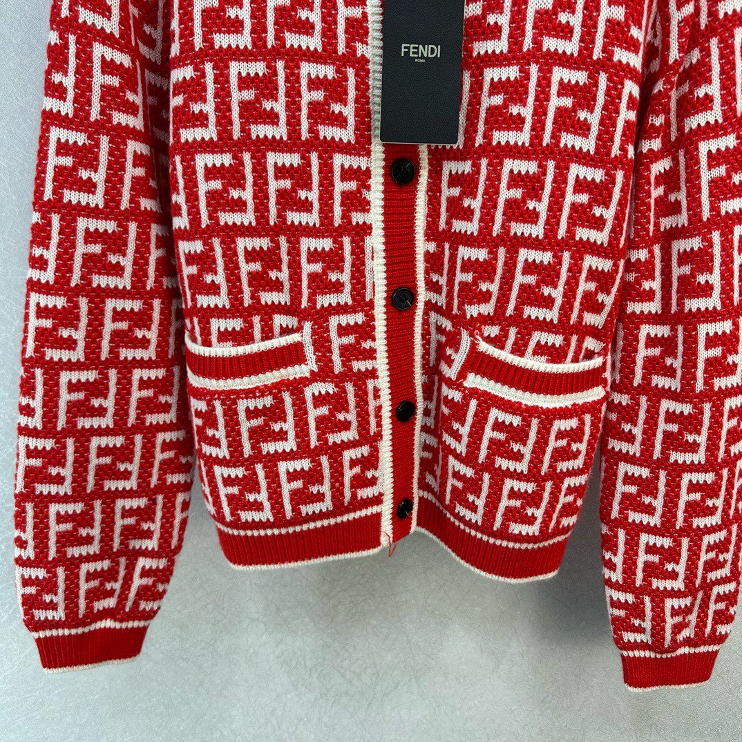 Fend*24早春新品新年限定红色针织开衫叠搭神器单穿也好看复古时髦又高级的单品！进口瑞士机织高密度双面