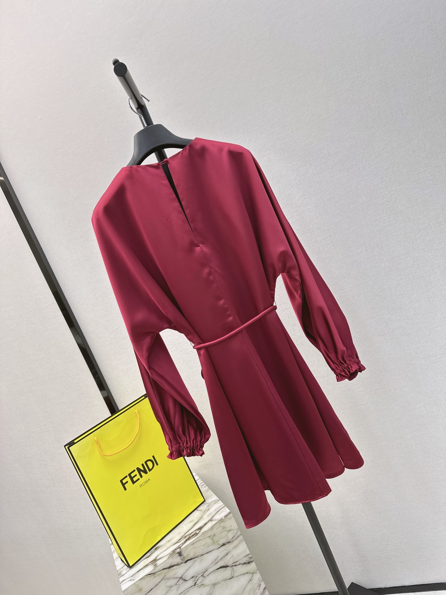 强烈推荐FD24Ss早春最新款胶囊系列波尔多红V领连衣裙️显白又高级落肩H版型优雅大气系带版型上身巨显瘦