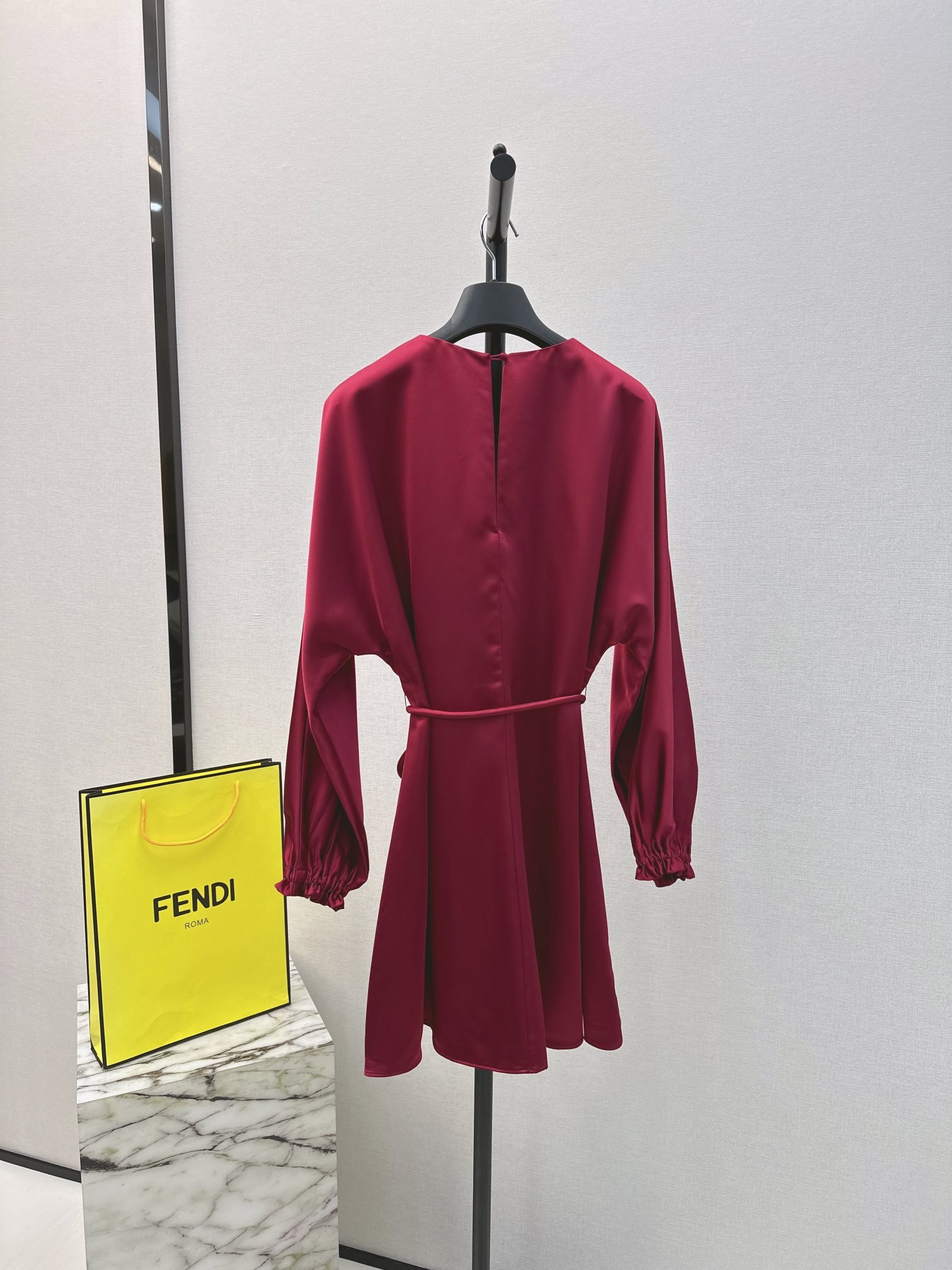 强烈推荐FD24Ss早春最新款胶囊系列波尔多红V领连衣裙️显白又高级落肩H版型优雅大气系带版型上身巨显瘦