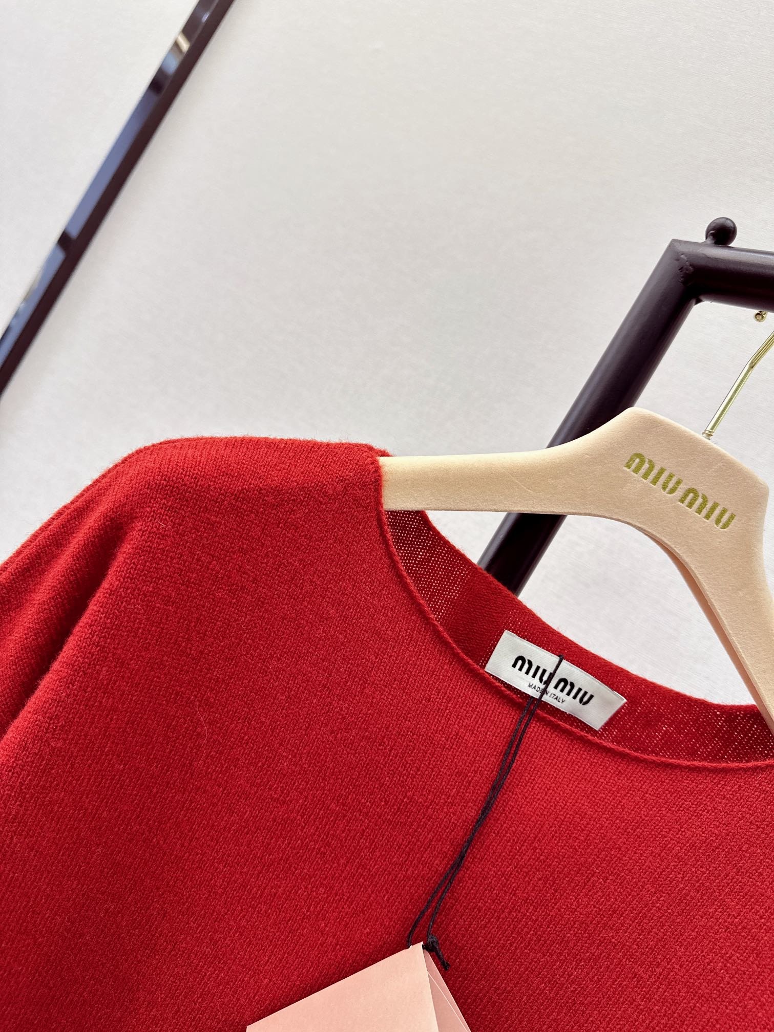 独家首发Miu24Ss早春最新款手工钉珠装饰针织毛衣复古又高级的款式定制纱线手感蓬松轻盈廓形对身材很友好