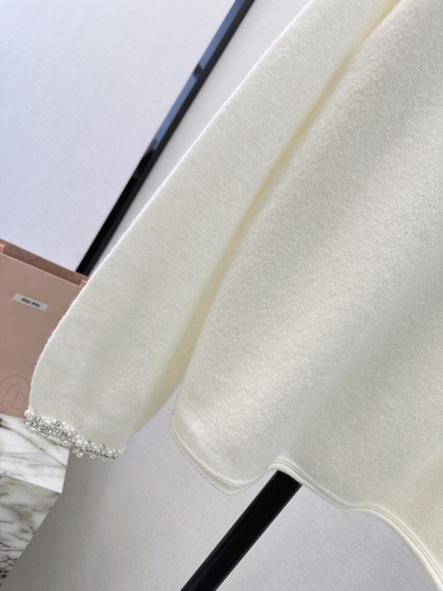 独家首发Miu24Ss早春最新款手工钉珠装饰针织毛衣复古又高级的款式定制纱线手感蓬松轻盈廓形对身材很友好