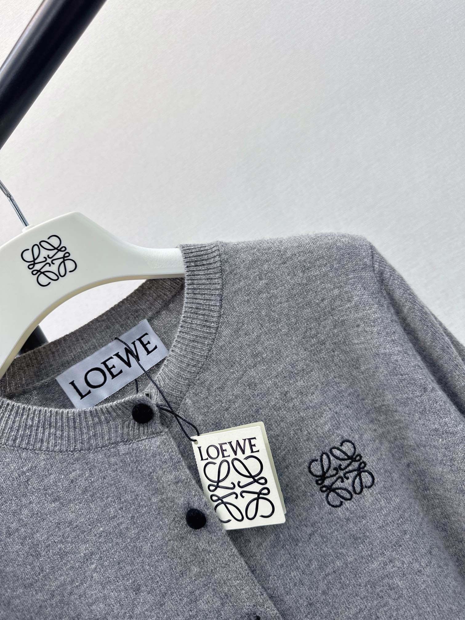 独家首发Loe24Ss早春最新款经典款开衫日常必备的百搭款标志性logo装饰休闲时髦！品质版型都是一流的