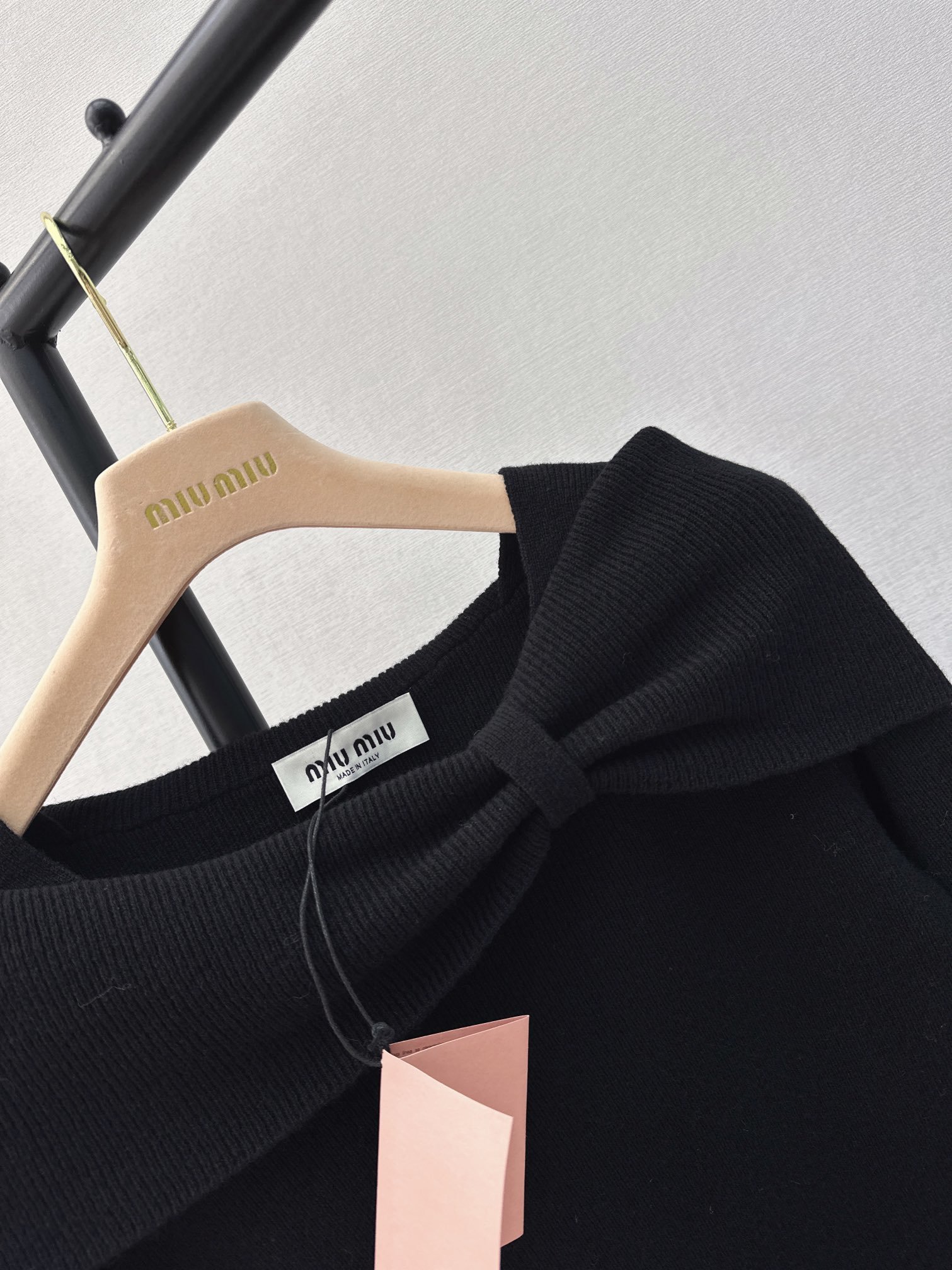 独家首发Miu24Ss早春最新款最美一字肩针织上衣️非常精致有女人味的设计露锁骨C位出镜的最佳方式修身的