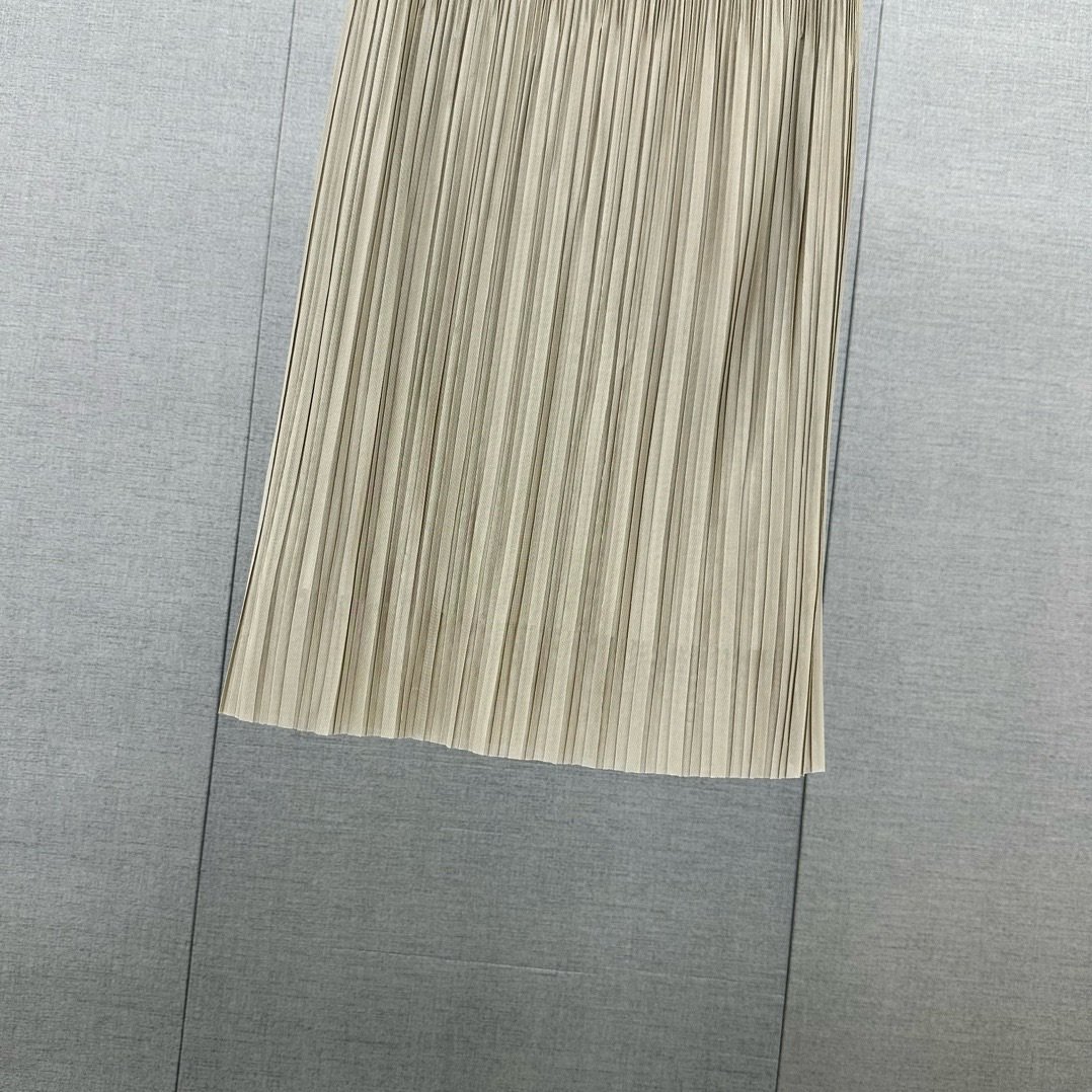 miumi-u这款褶皱半身裙规整细密的百褶不易变形重G褶皱规整细密的百褶不易变形视觉上很有层次感飘逸浪漫