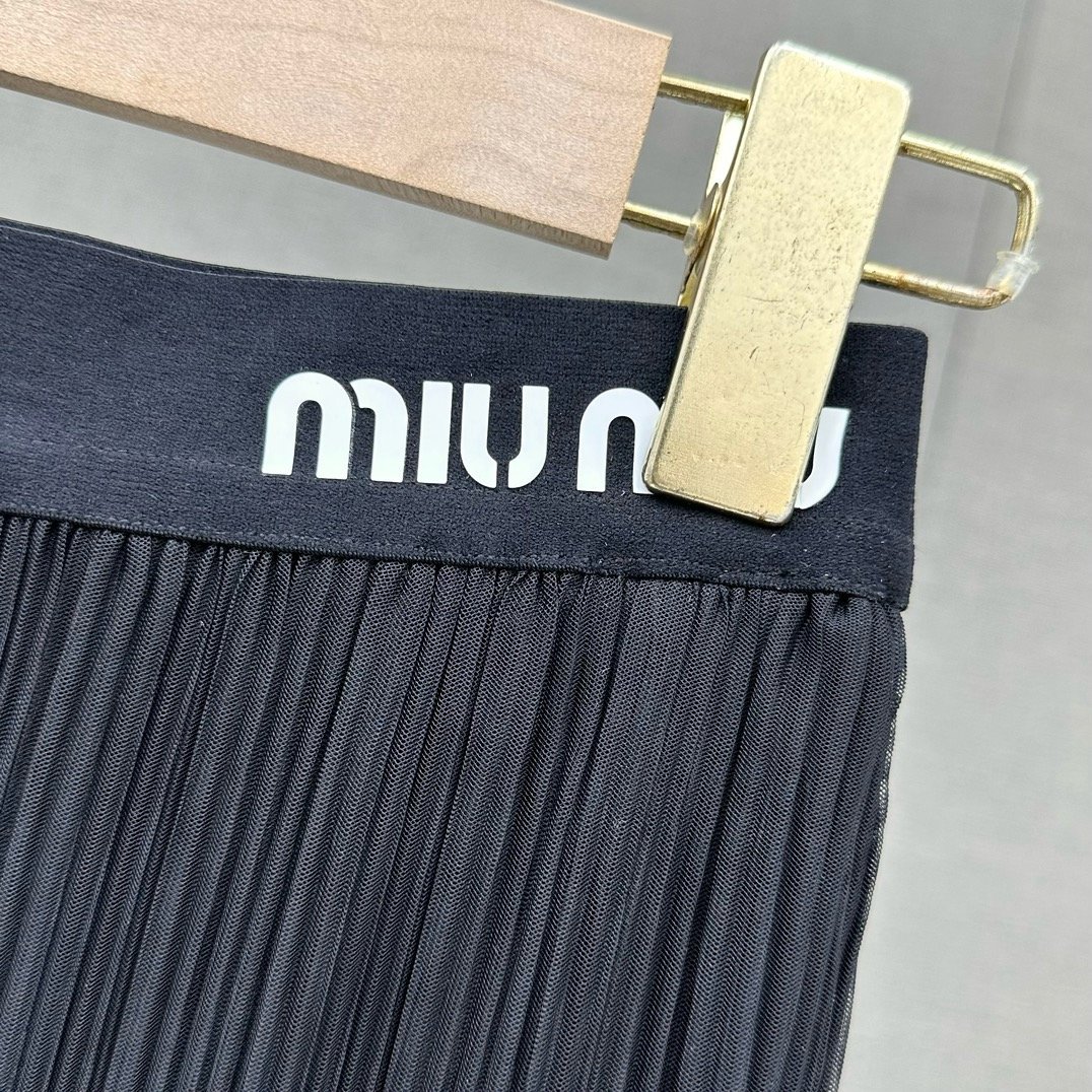 miumi-u这款褶皱半身裙规整细密的百褶不易变形重G褶皱规整细密的百褶不易变形视觉上很有层次感飘逸浪漫