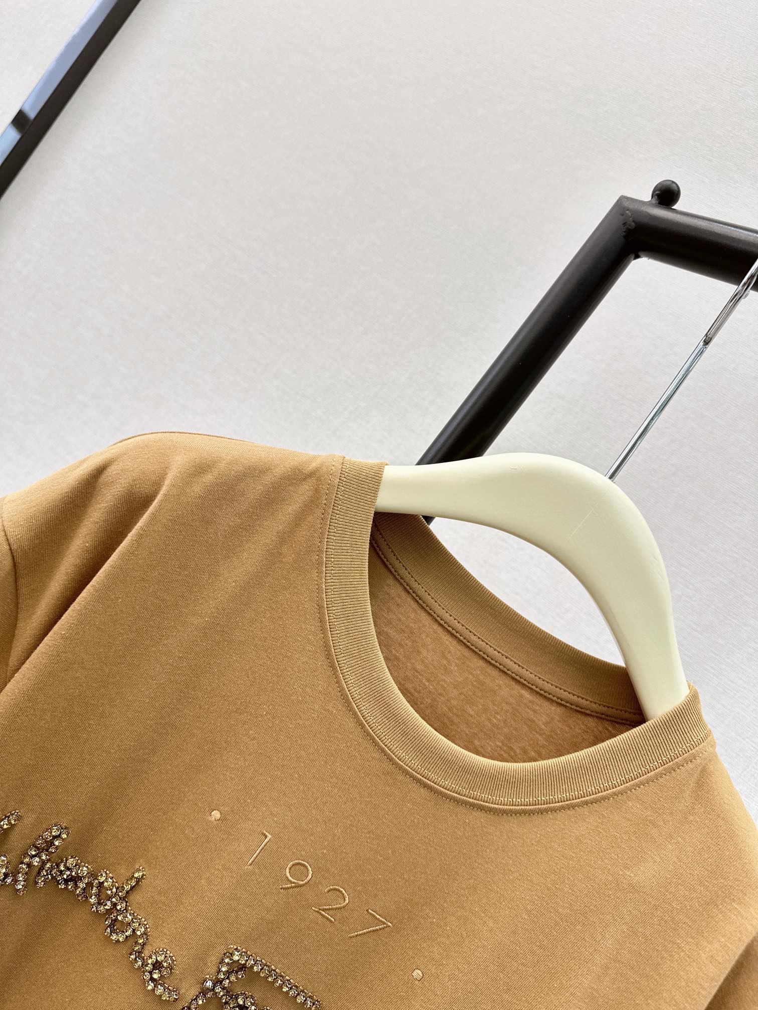 独家首发24Ss春夏最新款水钻装饰宽松休闲T恤超重工的一款刺绣品牌经典标识内填充配色水钻全手工缝制很精致