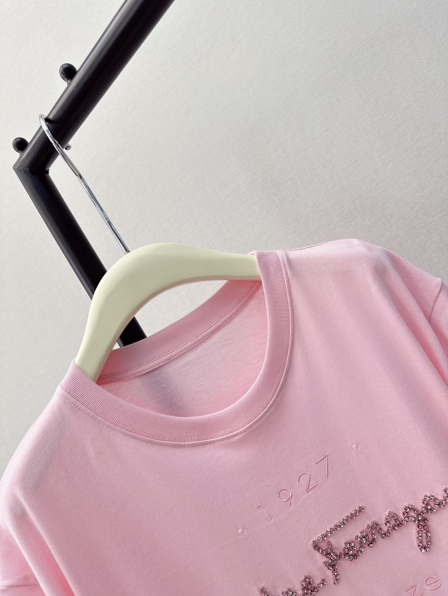 独家首发24Ss春夏最新款水钻装饰宽松休闲T恤超重工的一款刺绣品牌经典标识内填充配色水钻全手工缝制很精致