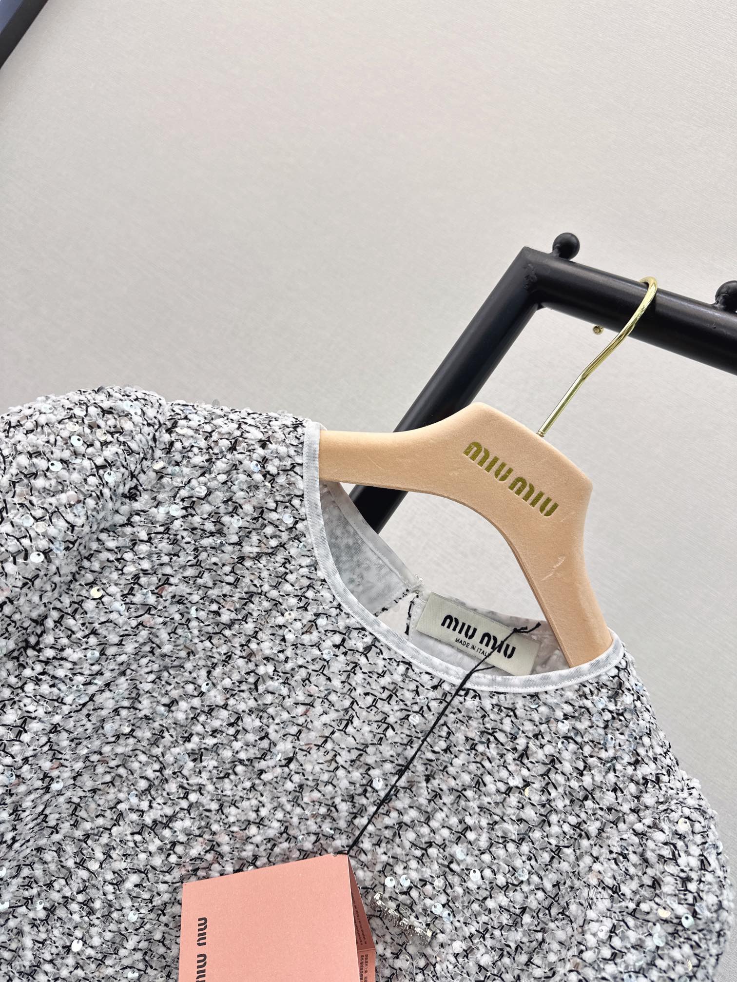 独家首发贵气优雅Miu24Ss春夏最新款重磅刺绣亮片设计上衣极简的时髦感简洁大气的版型设计拼接立体泡泡袖