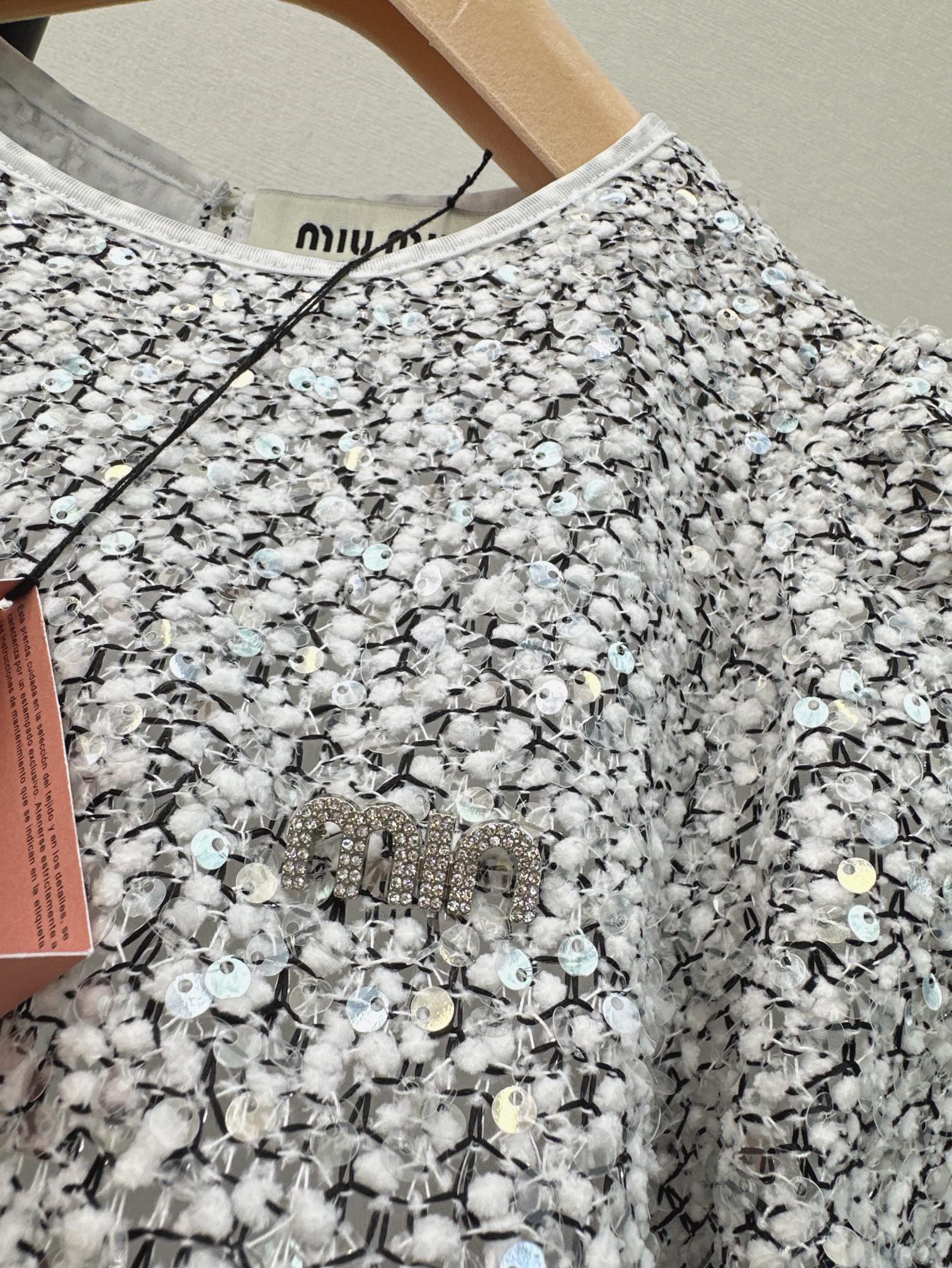 独家首发贵气优雅Miu24Ss春夏最新款重磅刺绣亮片设计上衣极简的时髦感简洁大气的版型设计拼接立体泡泡袖