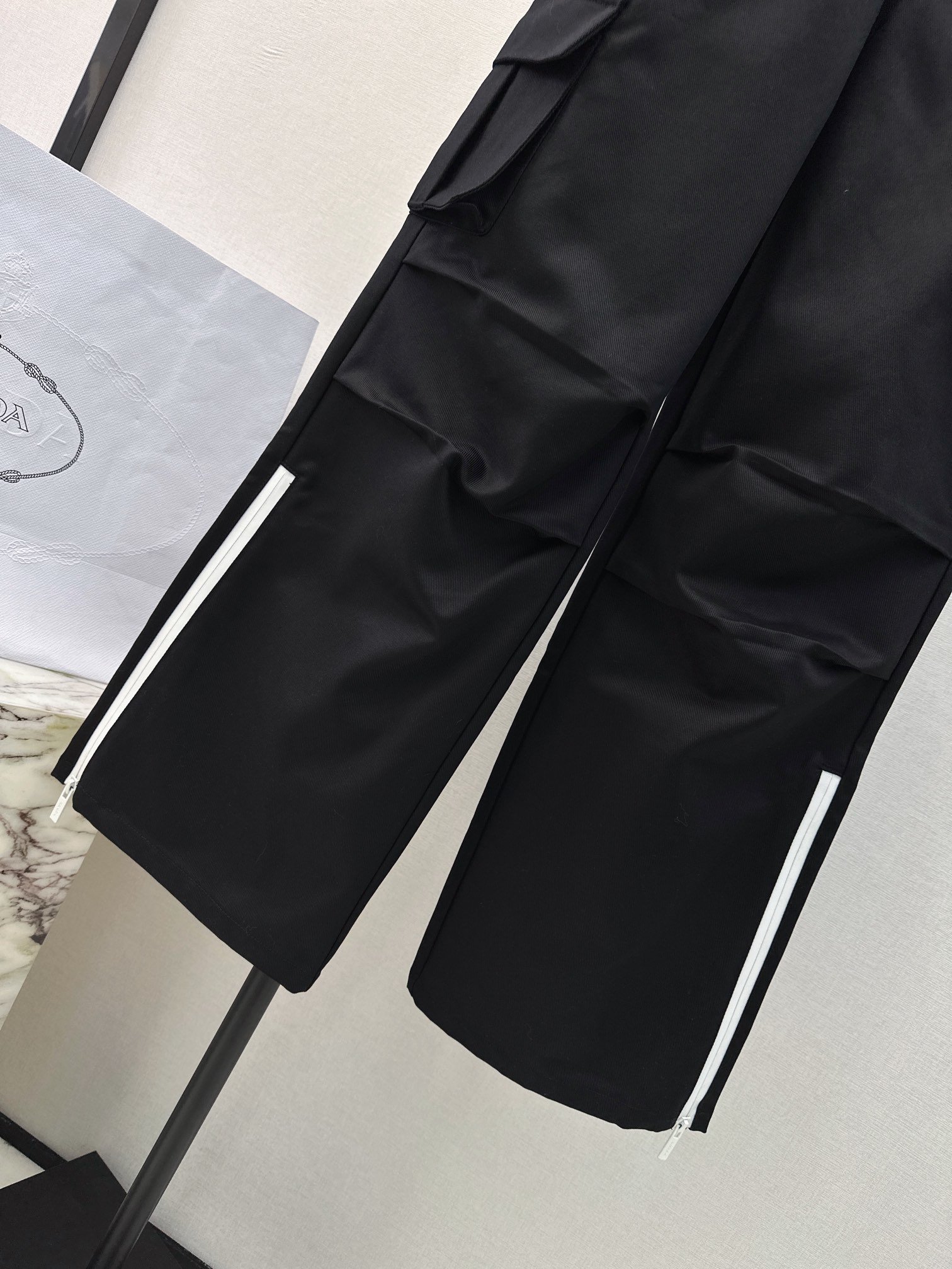 独家首发PD24Ss早春最新款口袋经典三角标设计工装风直筒裤双侧口袋设计一整个时髦的工装裤子非常百搭好穿