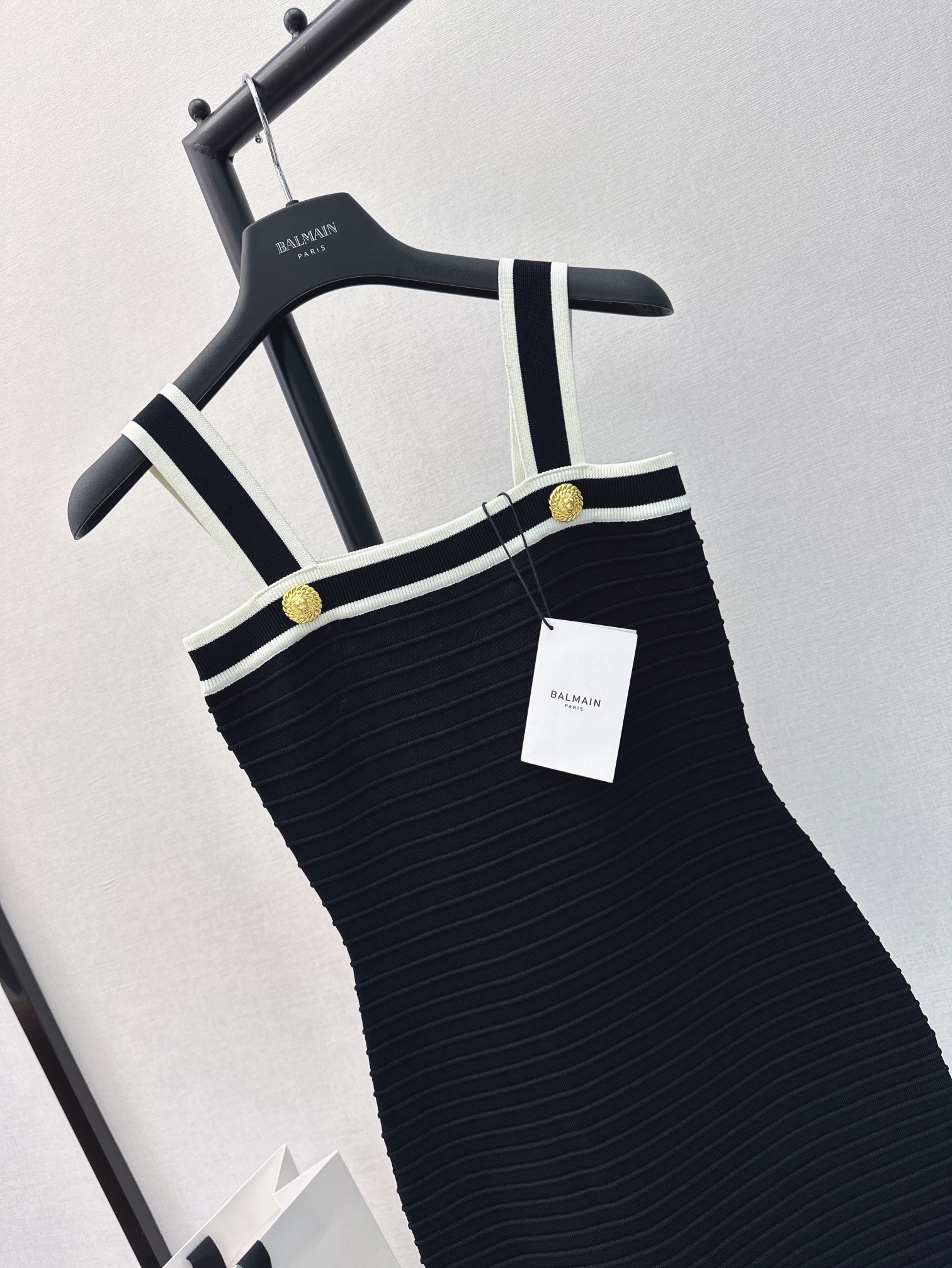 独家首发Bal24Ss春夏最新款最新款氛围感金扣装饰短针织吊带裙yb开发重磅针织面料重磅高级拿到手特别有