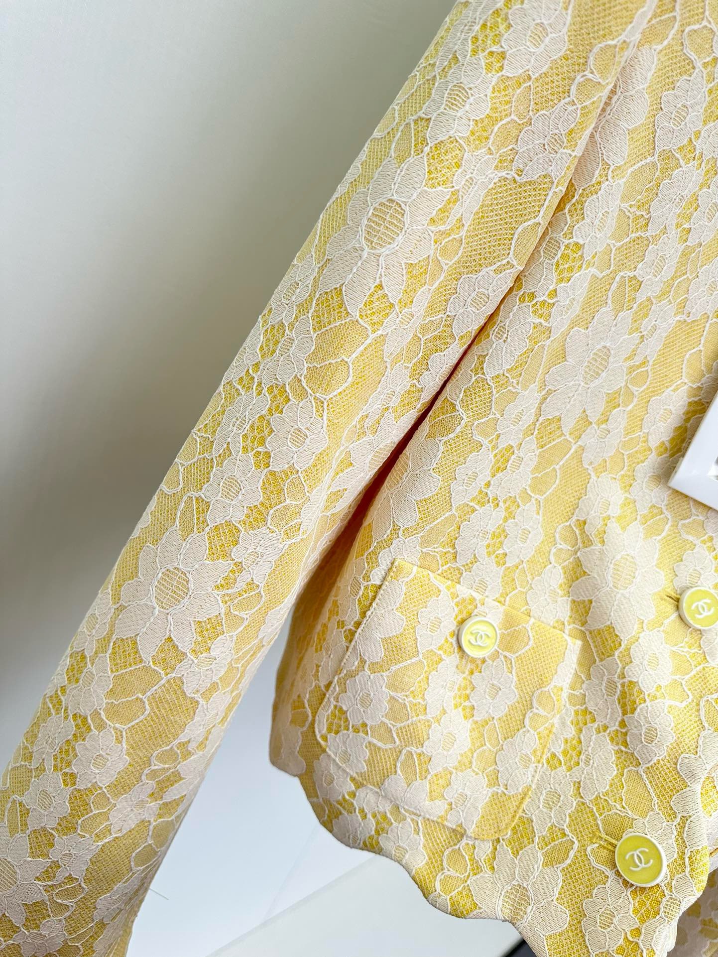 CH*NEL2024早春新品超美的蕾丝水溶花是每个小仙女都抗拒不了的软糯的奶油黄色减龄又显肤白波浪式的衣