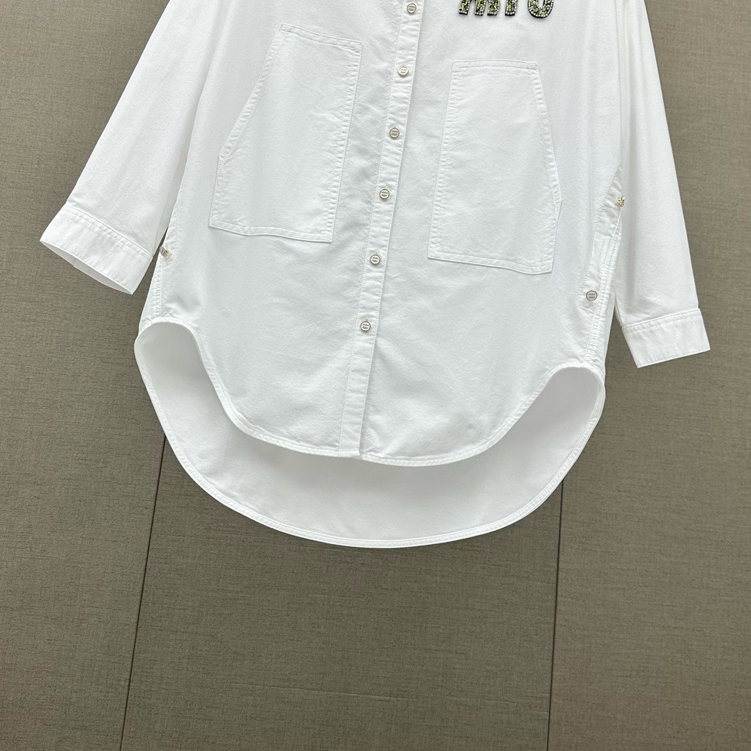 衬衫是bi不可少的单品了吧喜欢穿衬衫的请举手这件MiuMiu重工镶钻纯色衬衫你也不能错过好穿又时髦各种搭