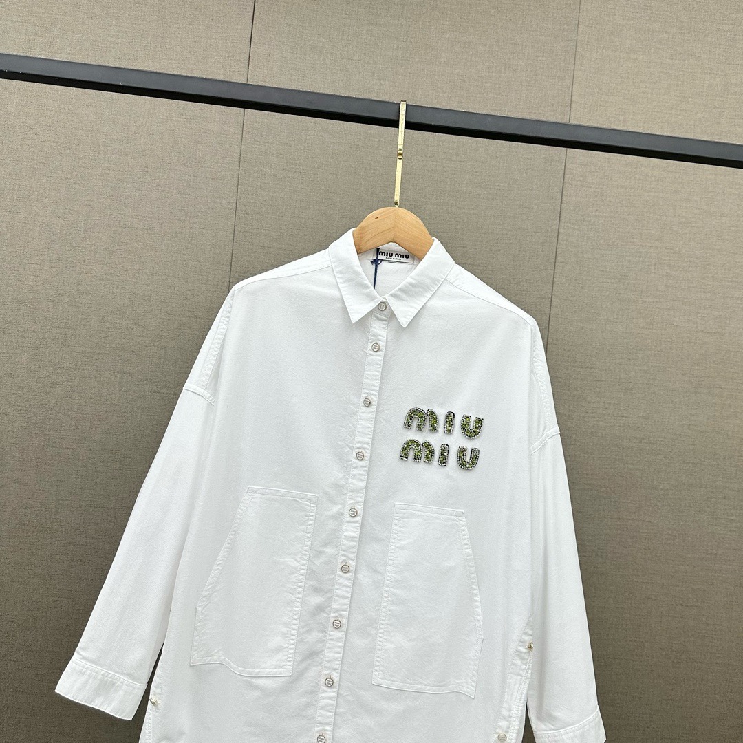 衬衫是bi不可少的单品了吧喜欢穿衬衫的请举手这件MiuMiu重工镶钻纯色衬衫你也不能错过好穿又时髦各种搭