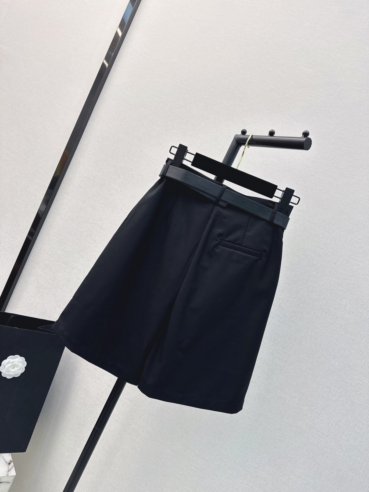 C家24Ss春夏最新款配送腰带百搭中裤神裤级别的裤子简单的款式但是最是时髦和百搭版型好到爆无敌显瘦修饰腿