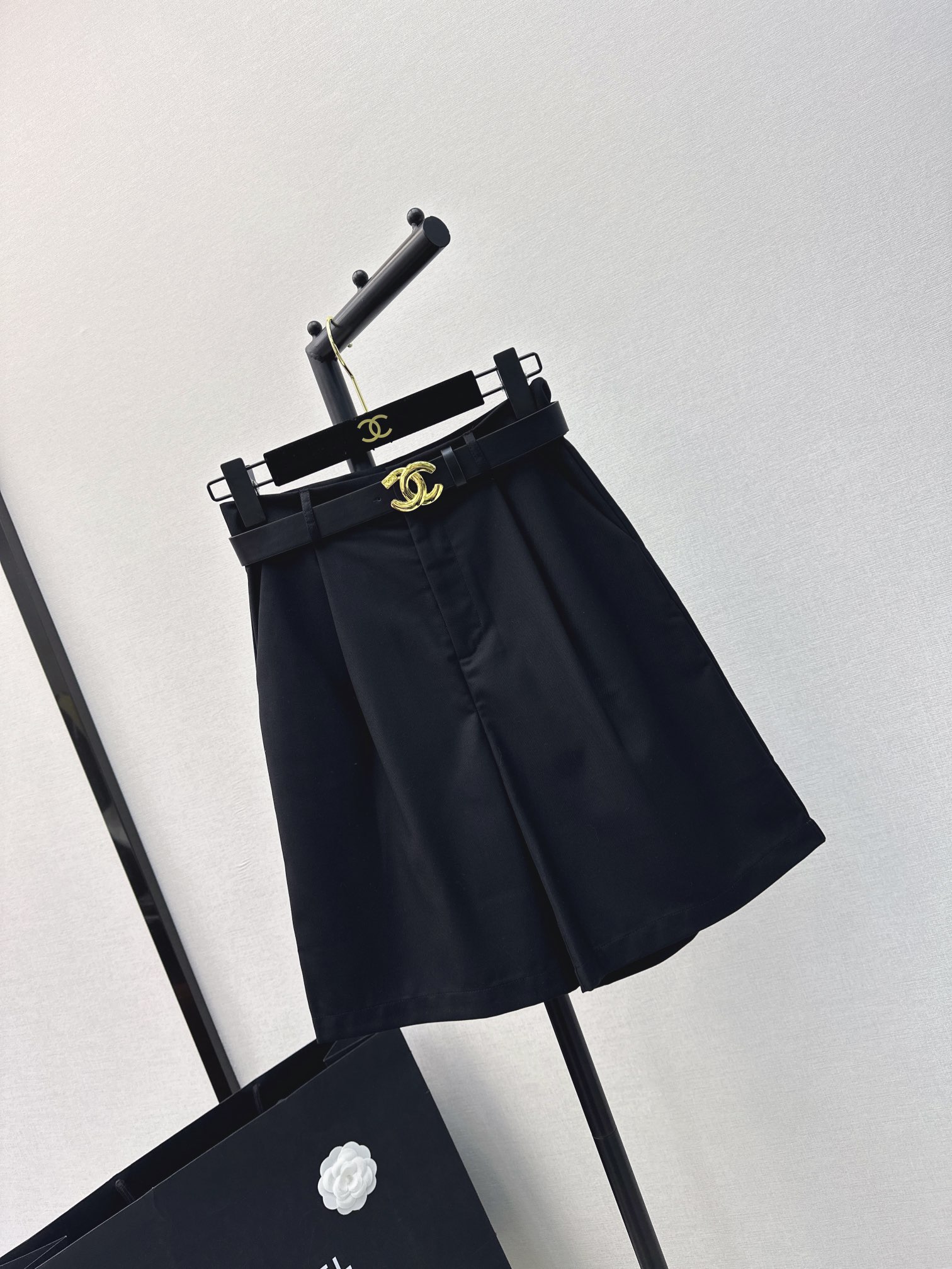 C家24Ss春夏最新款配送腰带百搭中裤神裤级别的裤子简单的款式但是最是时髦和百搭版型好到爆无敌显瘦修饰腿