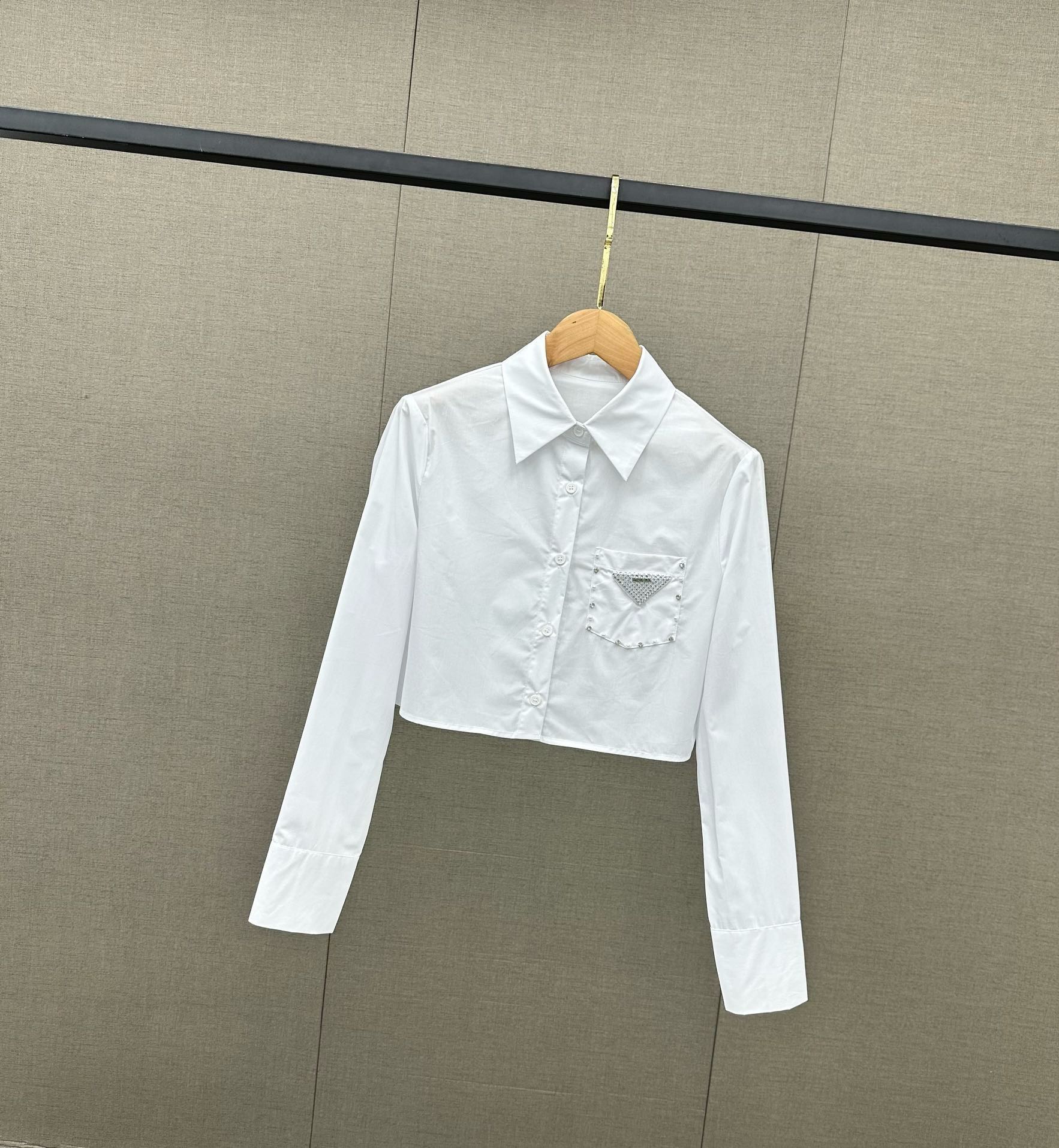 衬衫千千万怎么才能穿出新鲜感呢答案都在这件Prada衬衫里啦一眼是高品质质感的衬衫版型对身材包容性好藏肉