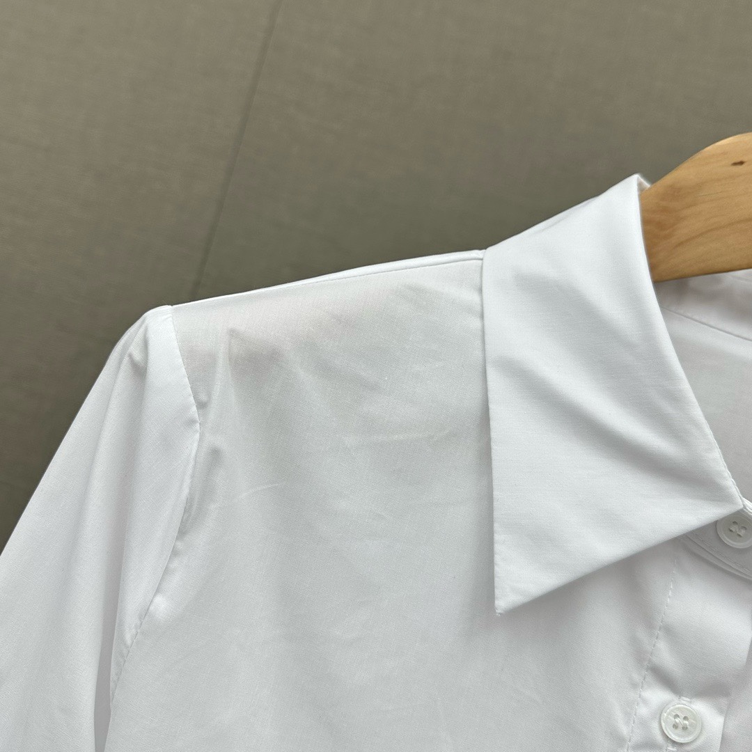 衬衫千千万怎么才能穿出新鲜感呢答案都在这件Prada衬衫里啦一眼是高品质质感的衬衫版型对身材包容性好藏肉