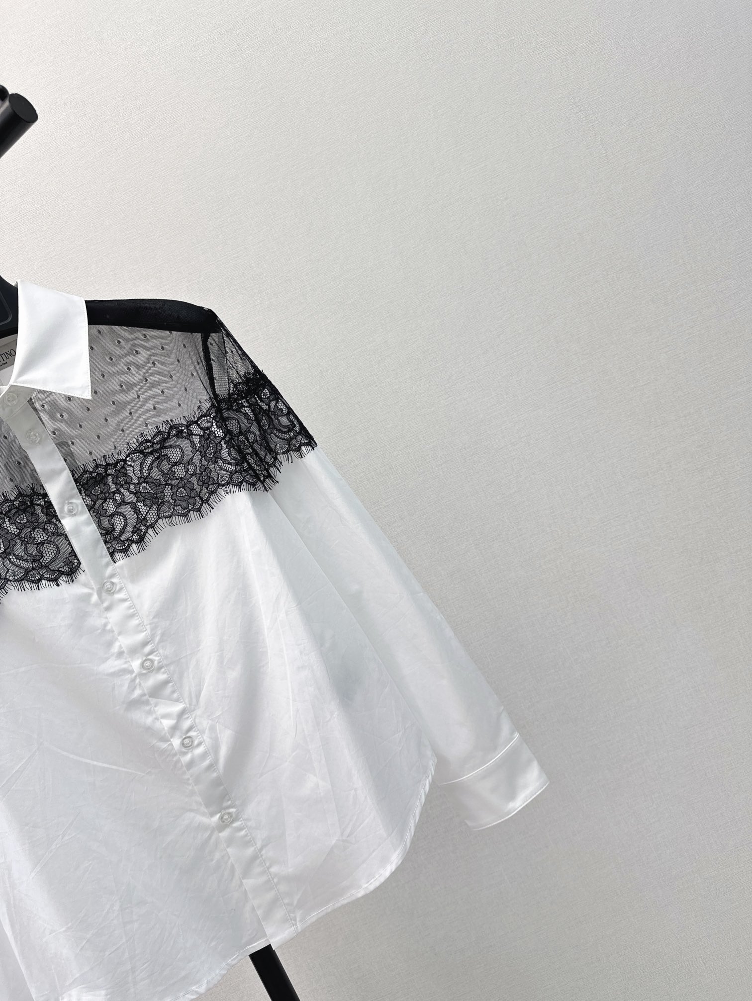 VLTN24Ss春夏最新款系列定位绣花蕾丝拼接棉质衬衫手感柔和柔韧不软塌质感很好经典版型百搭不挑人采用透