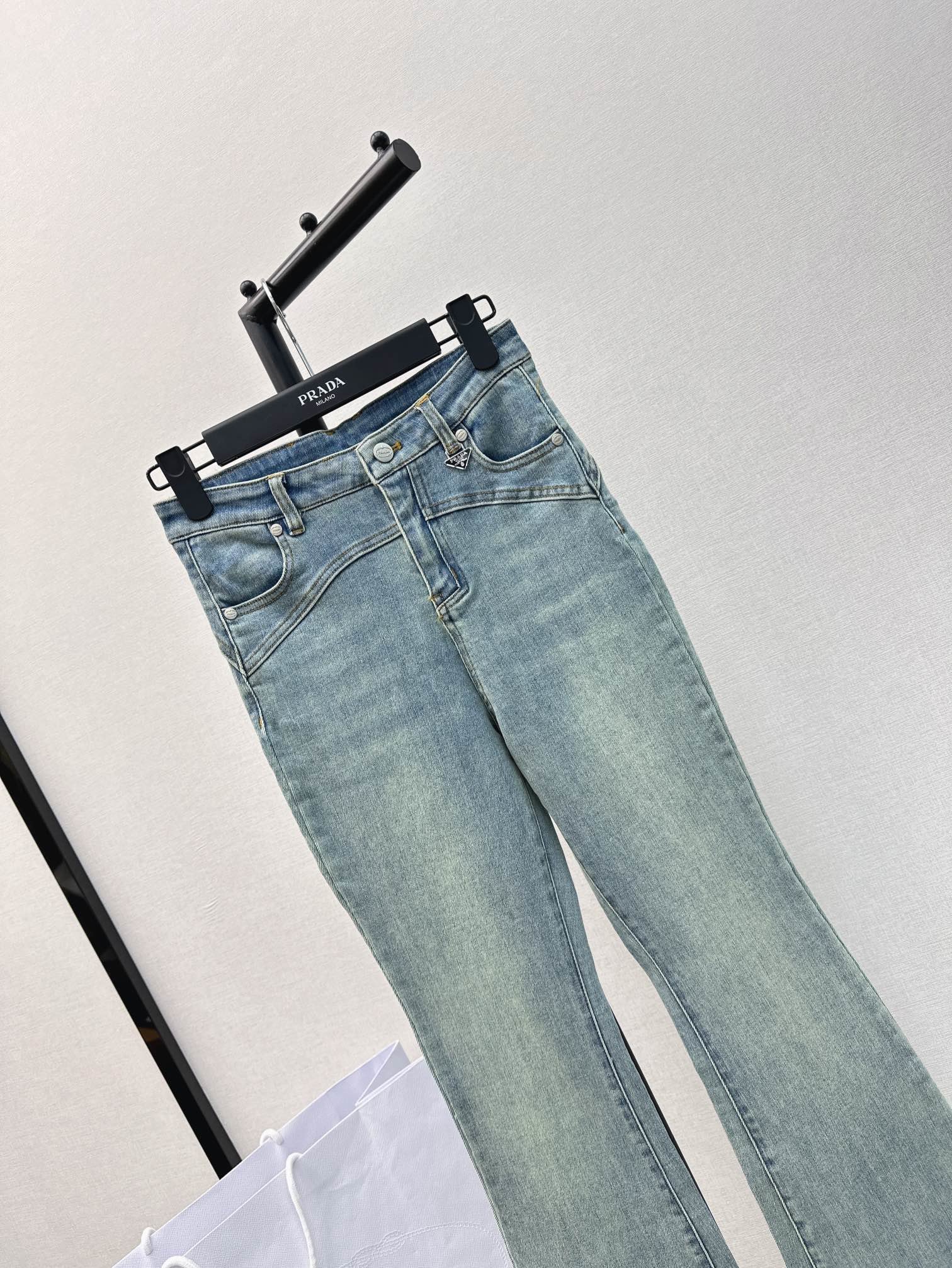 独家首发PD24Ss春夏最新款浅蓝色洗水微喇牛仔裤一条特别适合慵懒出行的牛仔裤微喇剪裁版型非常修饰腿型超