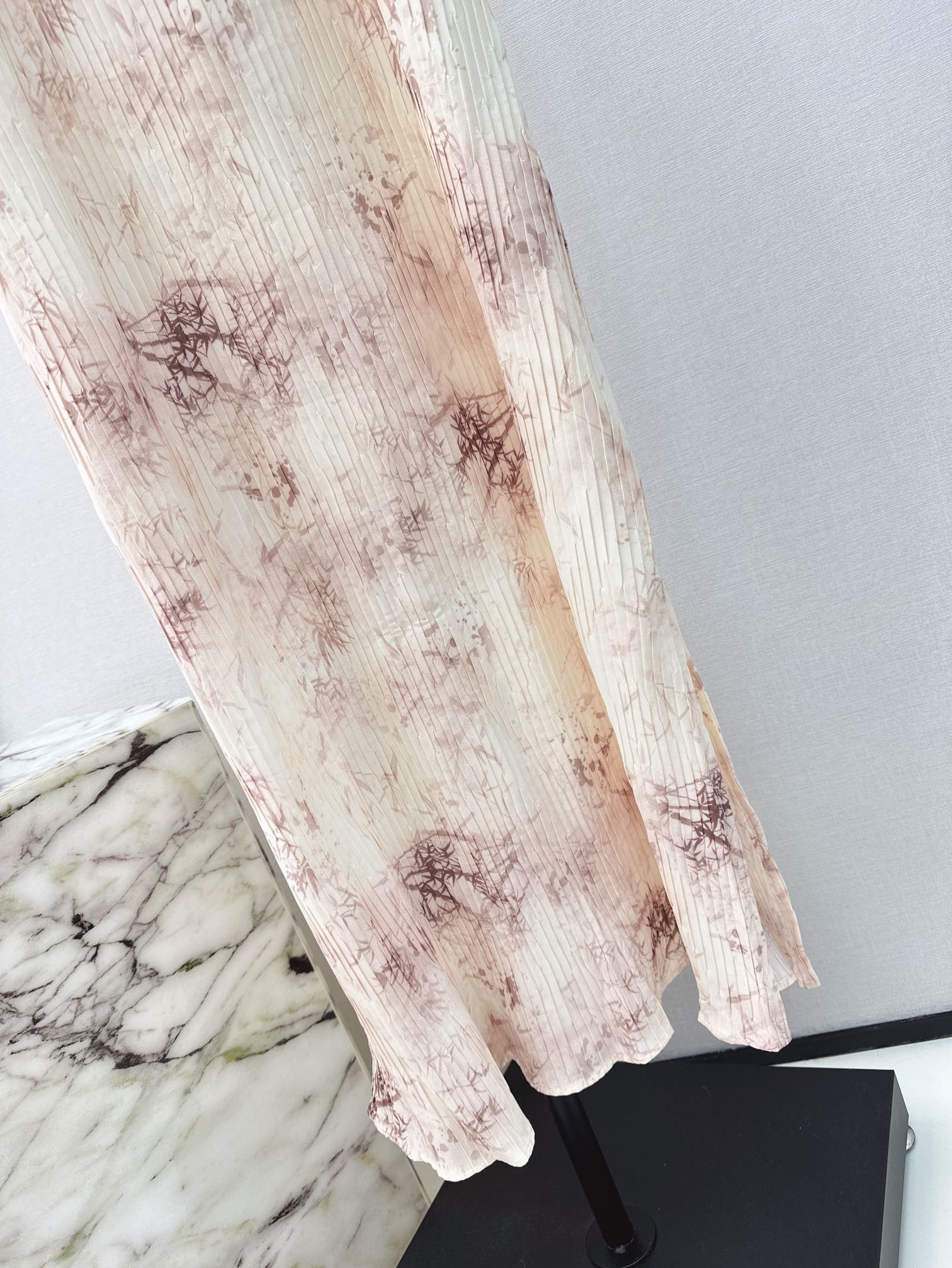 独家首发时髦小众设计24Ss春夏最新款印花吊带压褶连衣裙淡雅清新的度假风气息优雅花卉图案浪漫优雅的白富美
