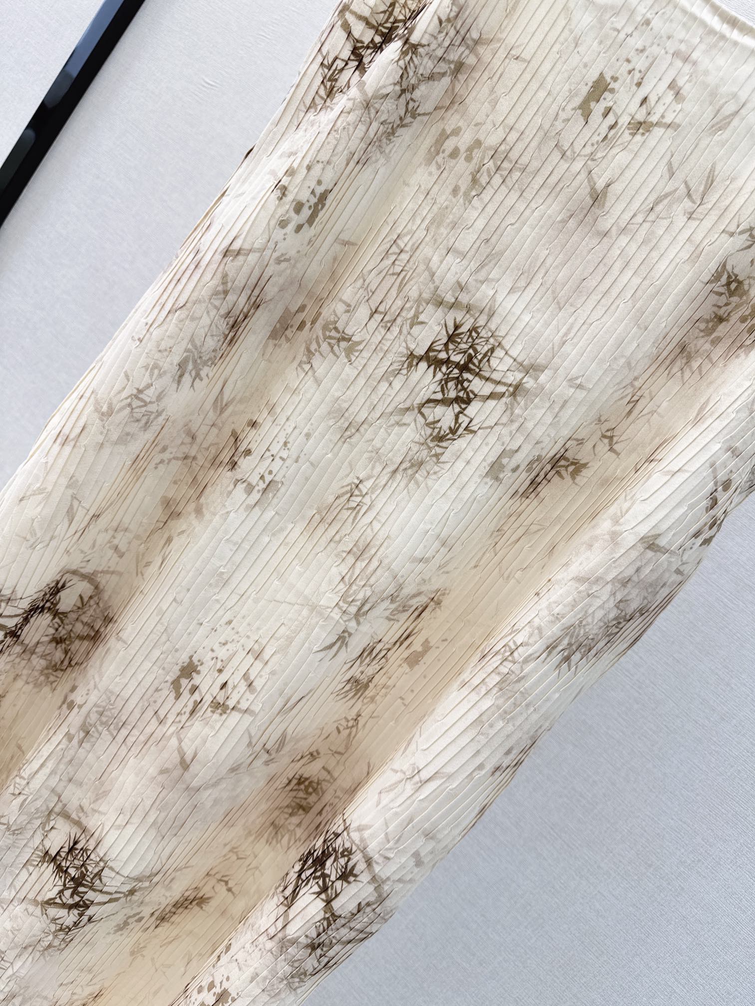 独家首发时髦小众设计24Ss春夏最新款印花吊带压褶连衣裙淡雅清新的度假风气息优雅花卉图案浪漫优雅的白富美