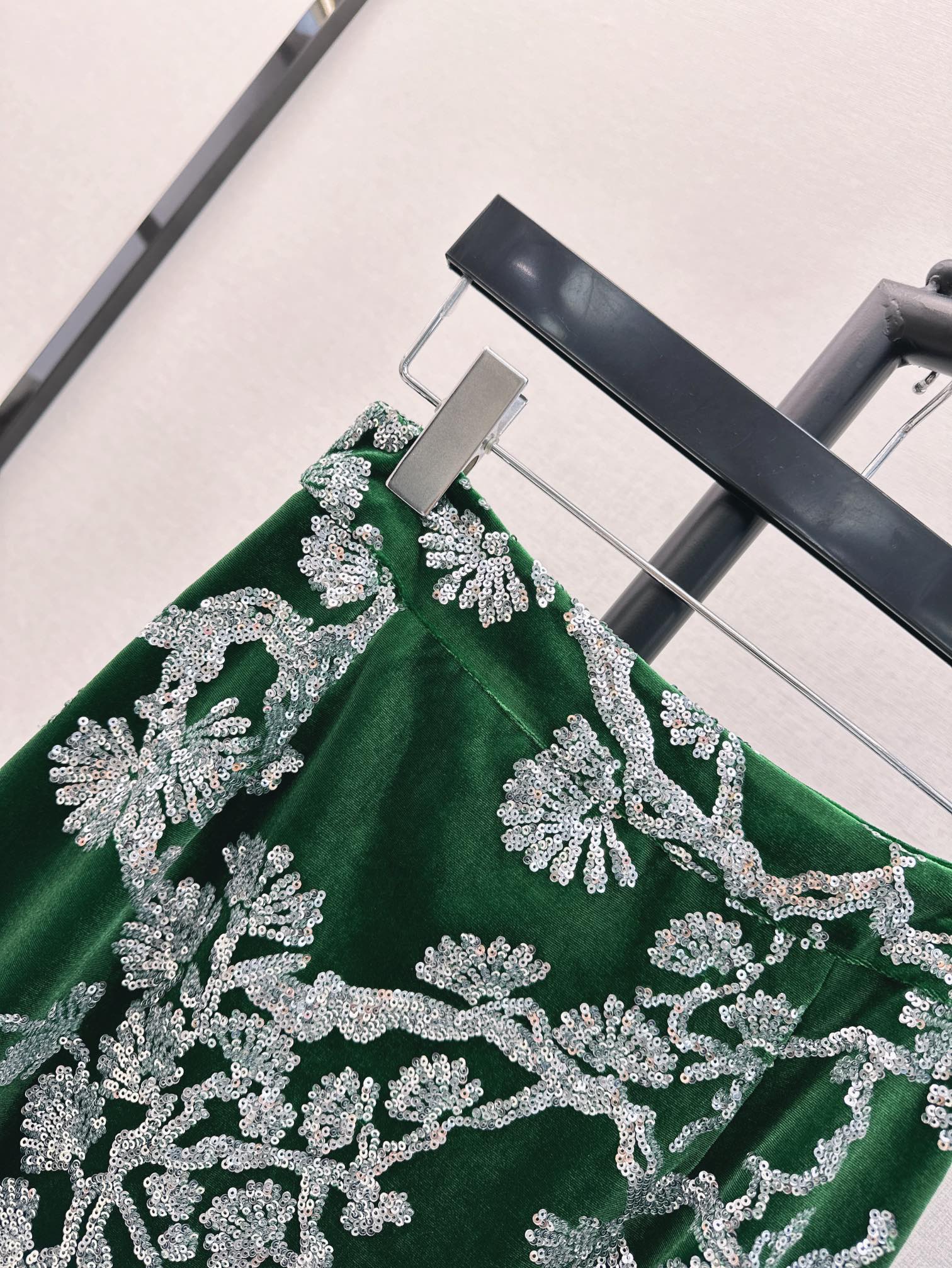 时髦小众设计24Ss春夏最新款祖母绿重磅丝绒半裙是我贵族奶奶的祖母绿呀超级正超级美的丝绒珠片面料我家用的