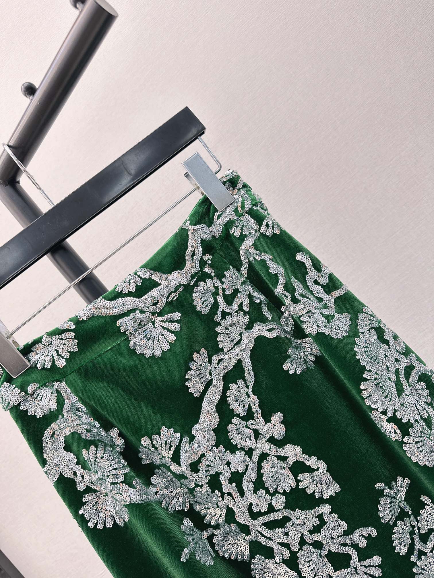 时髦小众设计24Ss春夏最新款祖母绿重磅丝绒半裙是我贵族奶奶的祖母绿呀超级正超级美的丝绒珠片面料我家用的