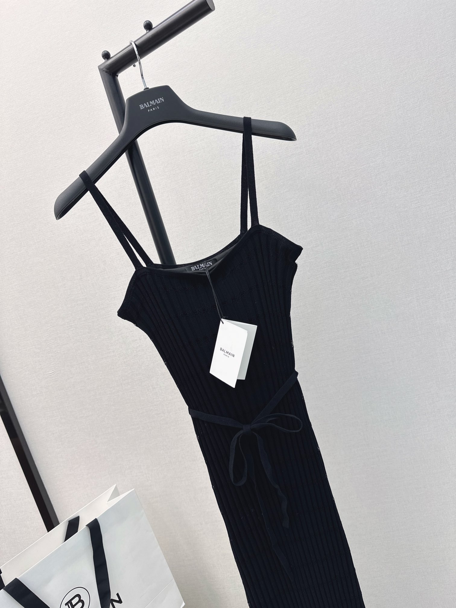 Bal24Ss春夏最新款针织吊带长裙满满的精致高级感简约又时髦V领设计尽显纯欲小心机超级修饰颈部线条上身
